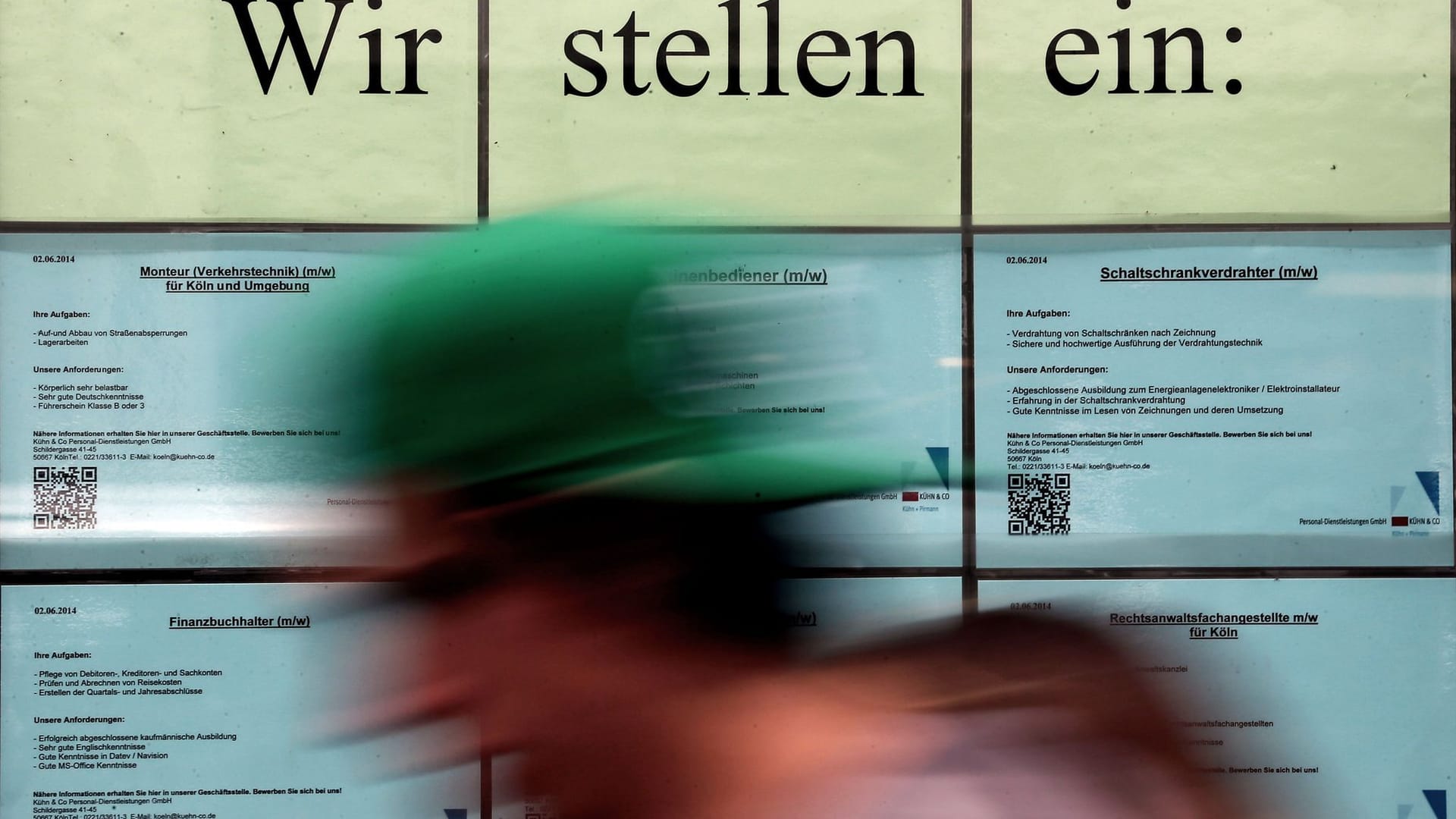 Stellenanzeigen hängen im Fenster einer Zeitarbeitsfirma
