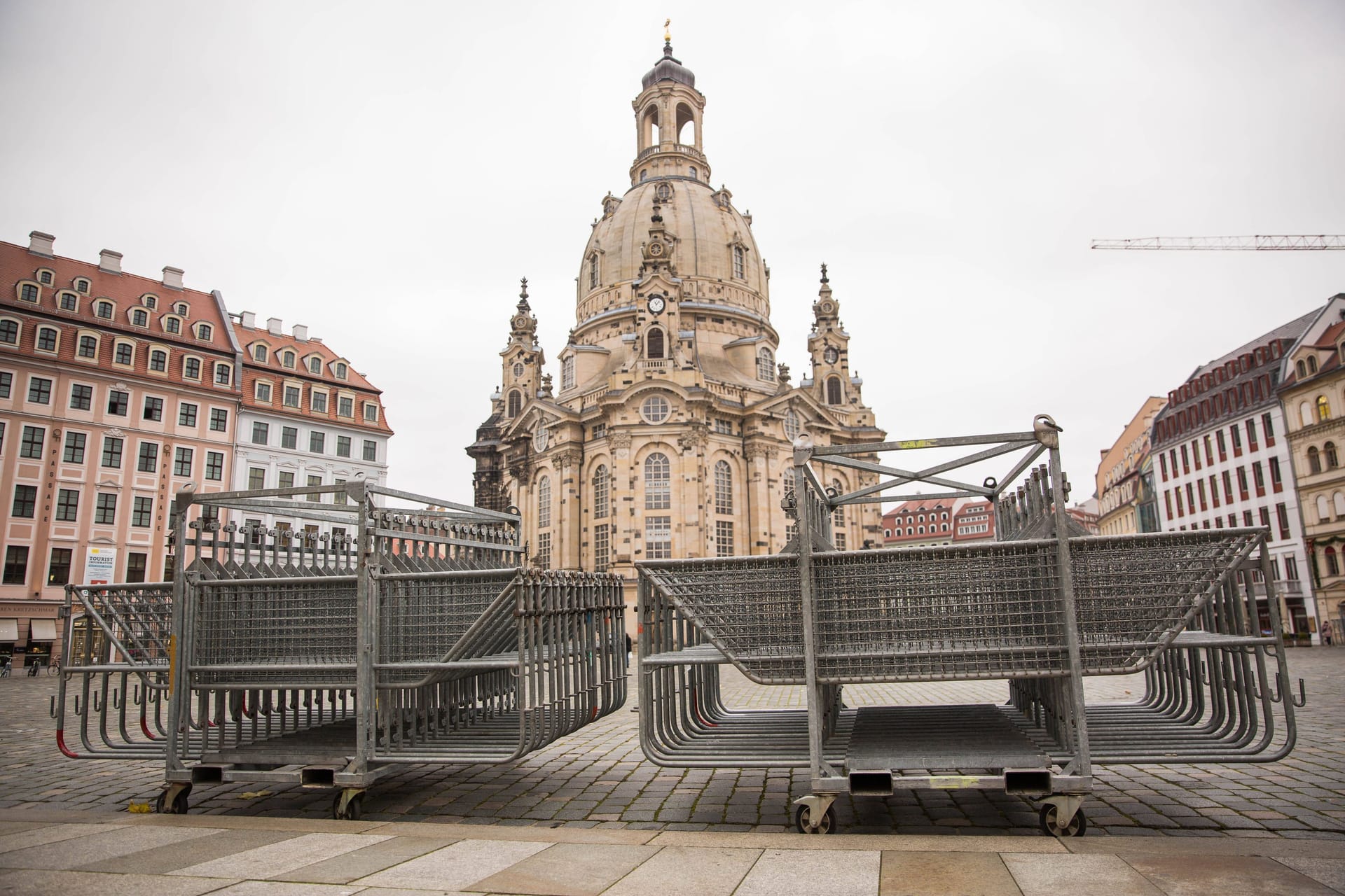 Absperrgitter vor der Frauenkirche (Archivbild): Vor der Kulisse wird während der Finals Basketball gespielt.