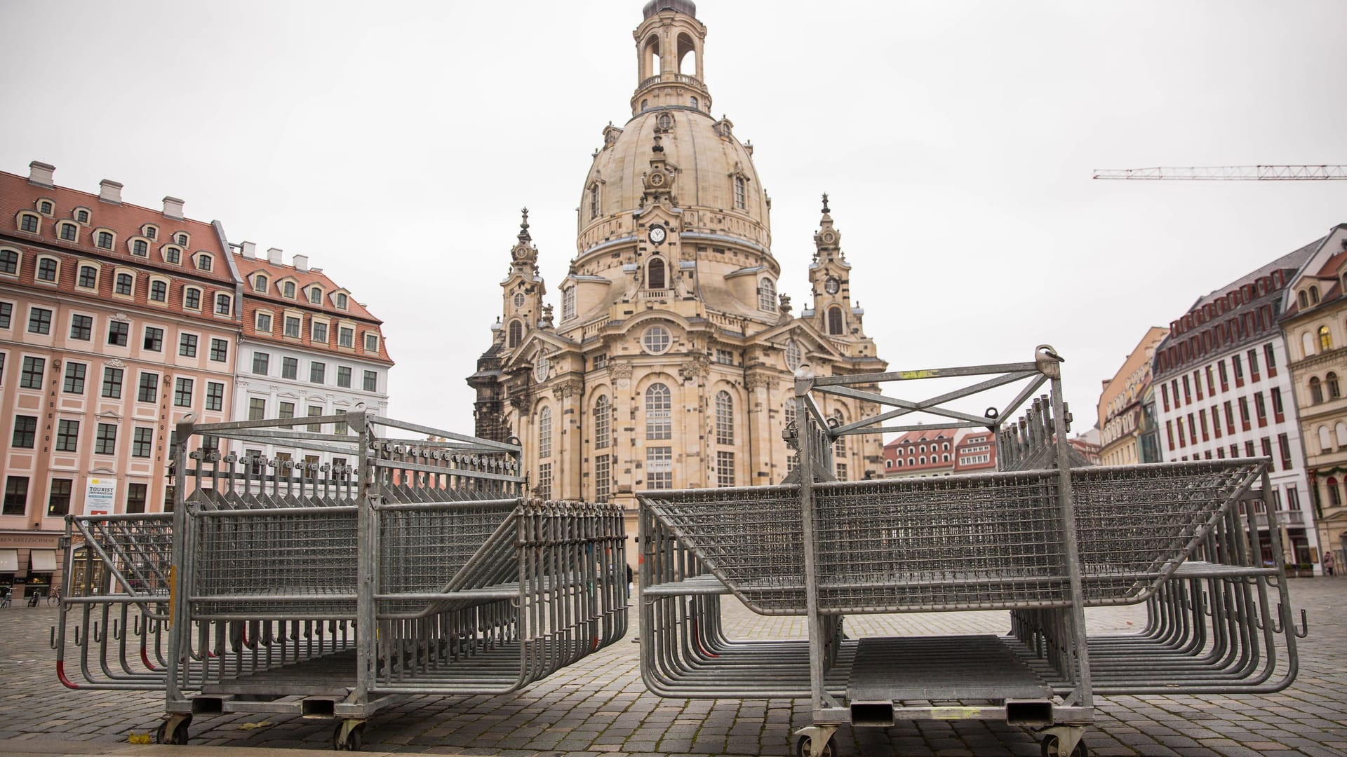 Absperrgitter vor der Frauenkirche (Archivbild): Vor der Kulisse wird während der Finals Basketball gespielt.