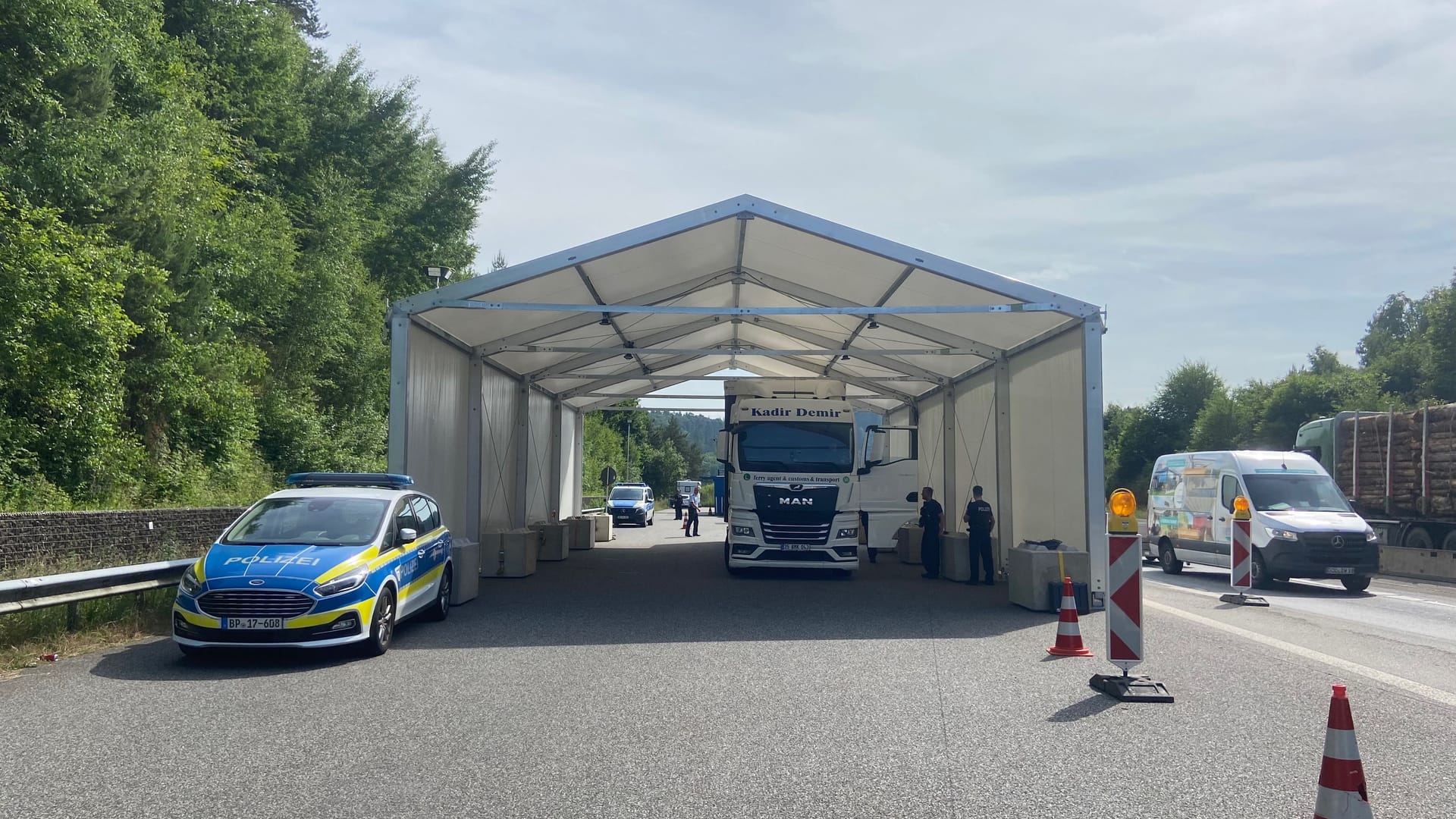 Ein Lkw hält an der Grenzstation.