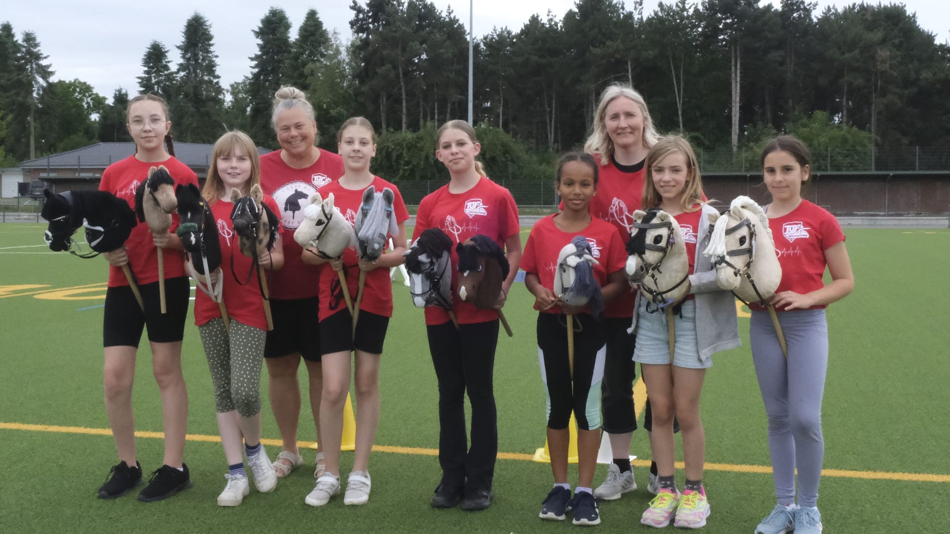 Trainerin Heidi Reeker, Co-Trainerin Sabrina Schwalbach mit Olivia, Frida, Nala, Sarah, Emma, Pia und Paula.