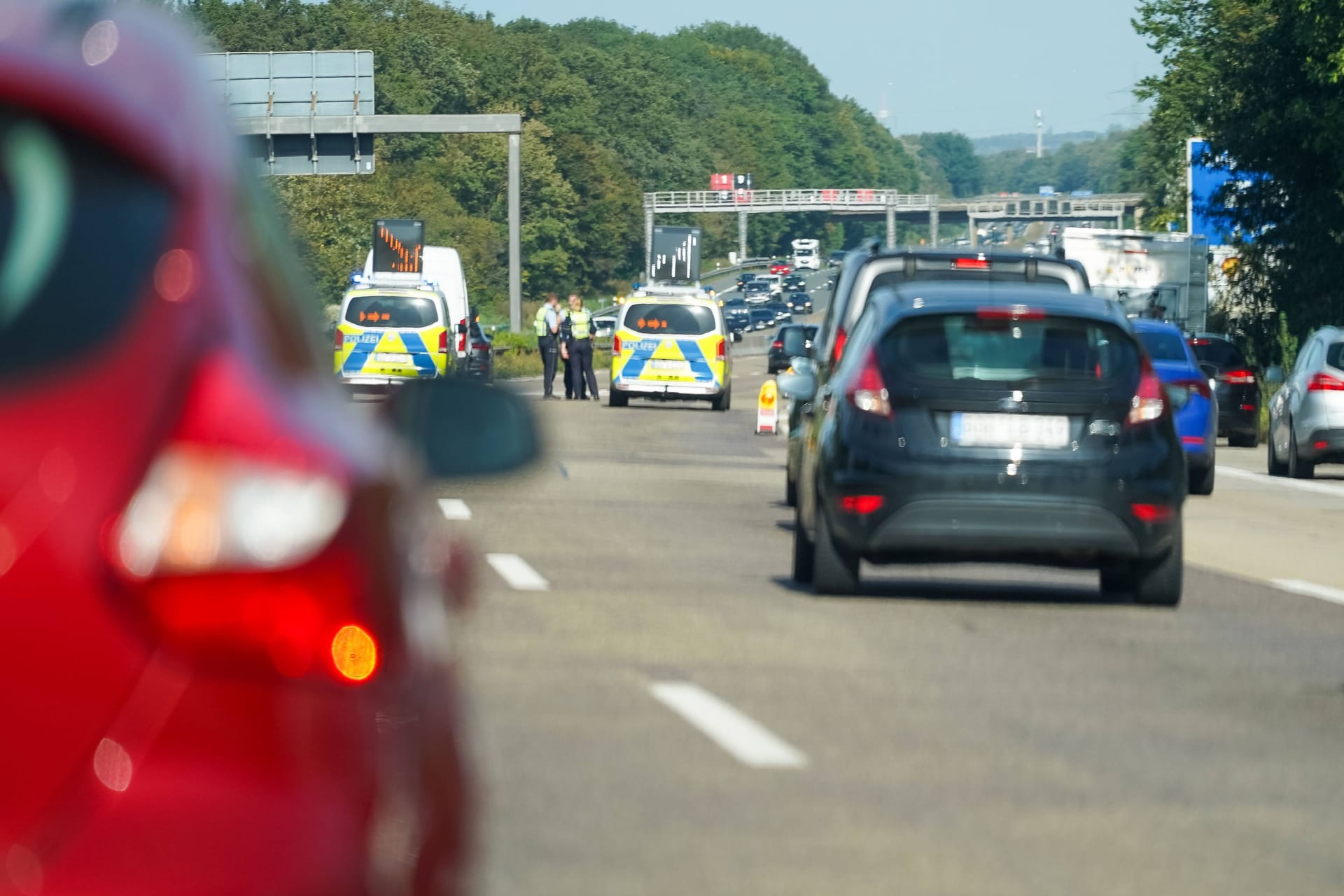 Unfall auf der Autobahn (Archivbild): In Dresden ist ein betrunkener Mann mit seinem Pkw von der Fahrbahn abgekommen. Unfall auf der Autobahn (Archivbild): In Dresden ist ein betrunkener Mann mit seinem Pkw von der Fahrbahn abgekommen.