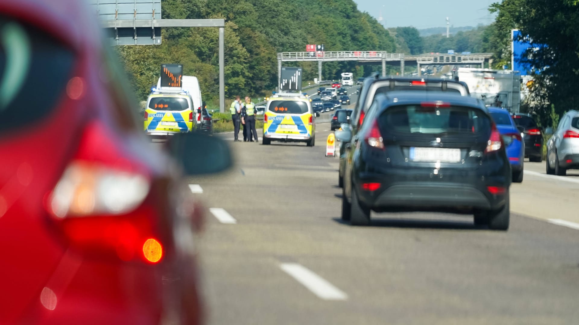 Unfall auf der Autobahn (Archivbild): In Dresden ist ein betrunkener Mann mit seinem Pkw von der Fahrbahn abgekommen. Unfall auf der Autobahn (Archivbild): In Dresden ist ein betrunkener Mann mit seinem Pkw von der Fahrbahn abgekommen.