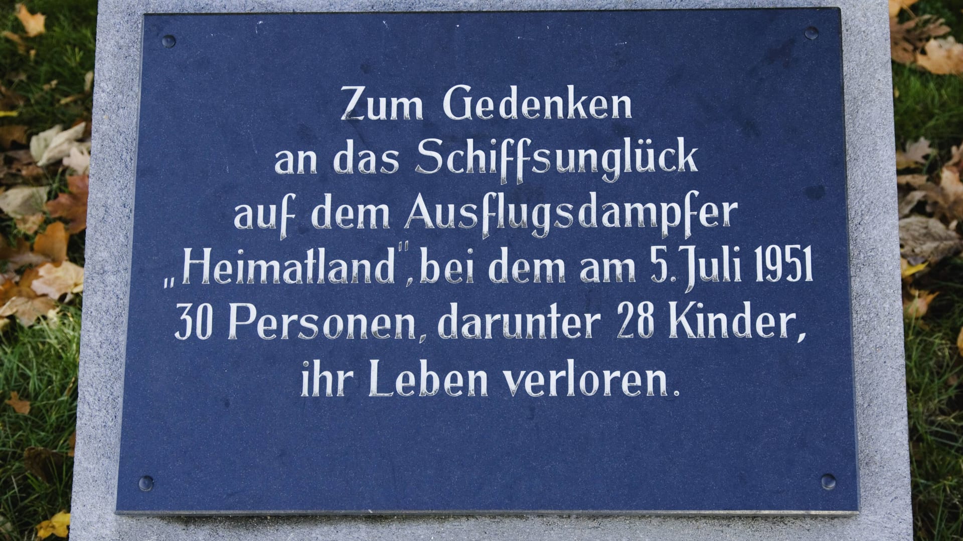 Gedenktafel am Treptower Hafen: Auch hier wurde die offizielle Opferzahl übernommen, die die DDR-Behörden bekannt gaben.