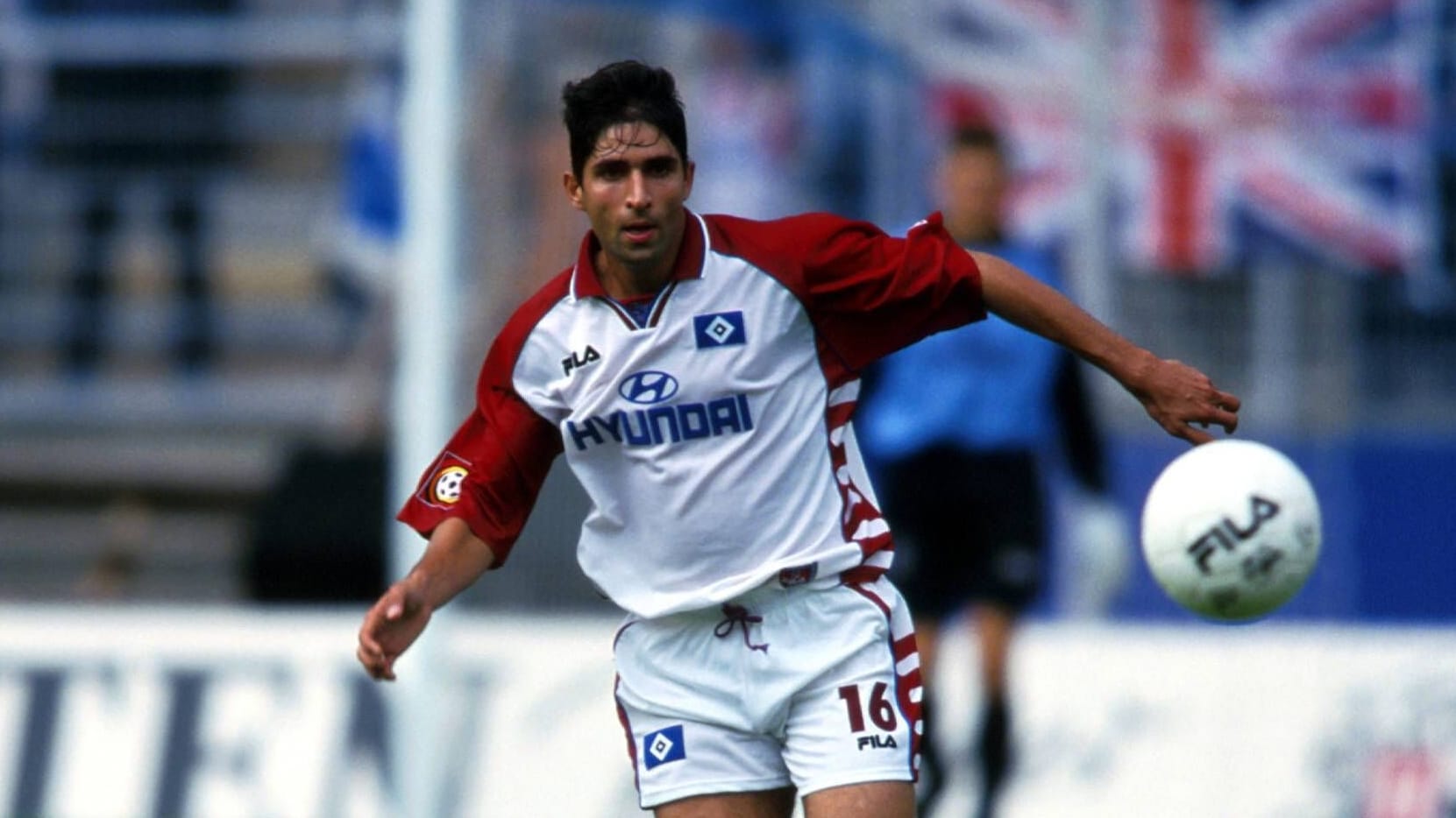 Vahid Hashemian im Trikot des Hamburger SV (Archivbild): Der Ex-Stürmer heuert als Trainer im Iran an. Vahid Hashemian im Trikot des Hamburger SV (Archivbild): Der Ex-Stürmer heuert als Trainer im Iran an.