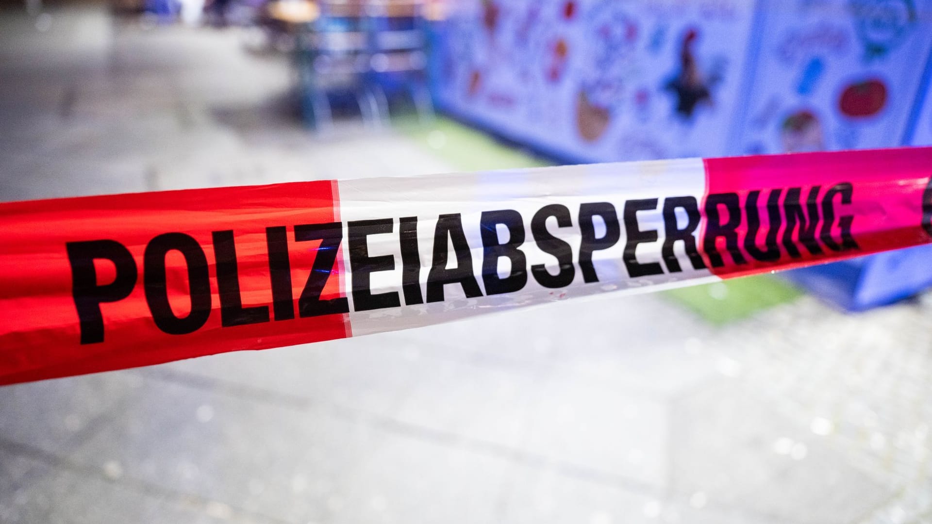 Ein Tatort ist mit Flatterband abgesperrt: In Berlin kam es am Samstagabend zu einer Gewaltserie.