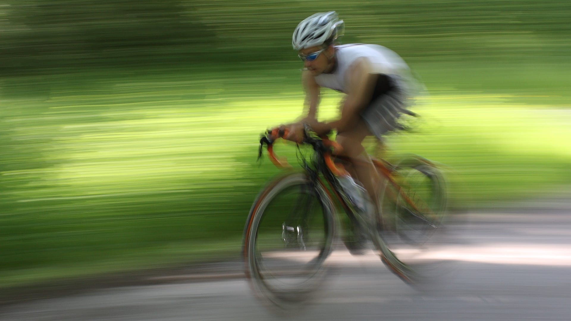 Ein Mann auf einem Rennrad (Archivbild): Immer wieder kommt es auf der Strecke durch den Perlacher Forst zu gefährlichen Situationen. Ein Mann auf einem Rennrad (Archivbild): Immer wieder kommt es auf der Strecke durch den Perlacher Forst zu gefährlichen Situationen.