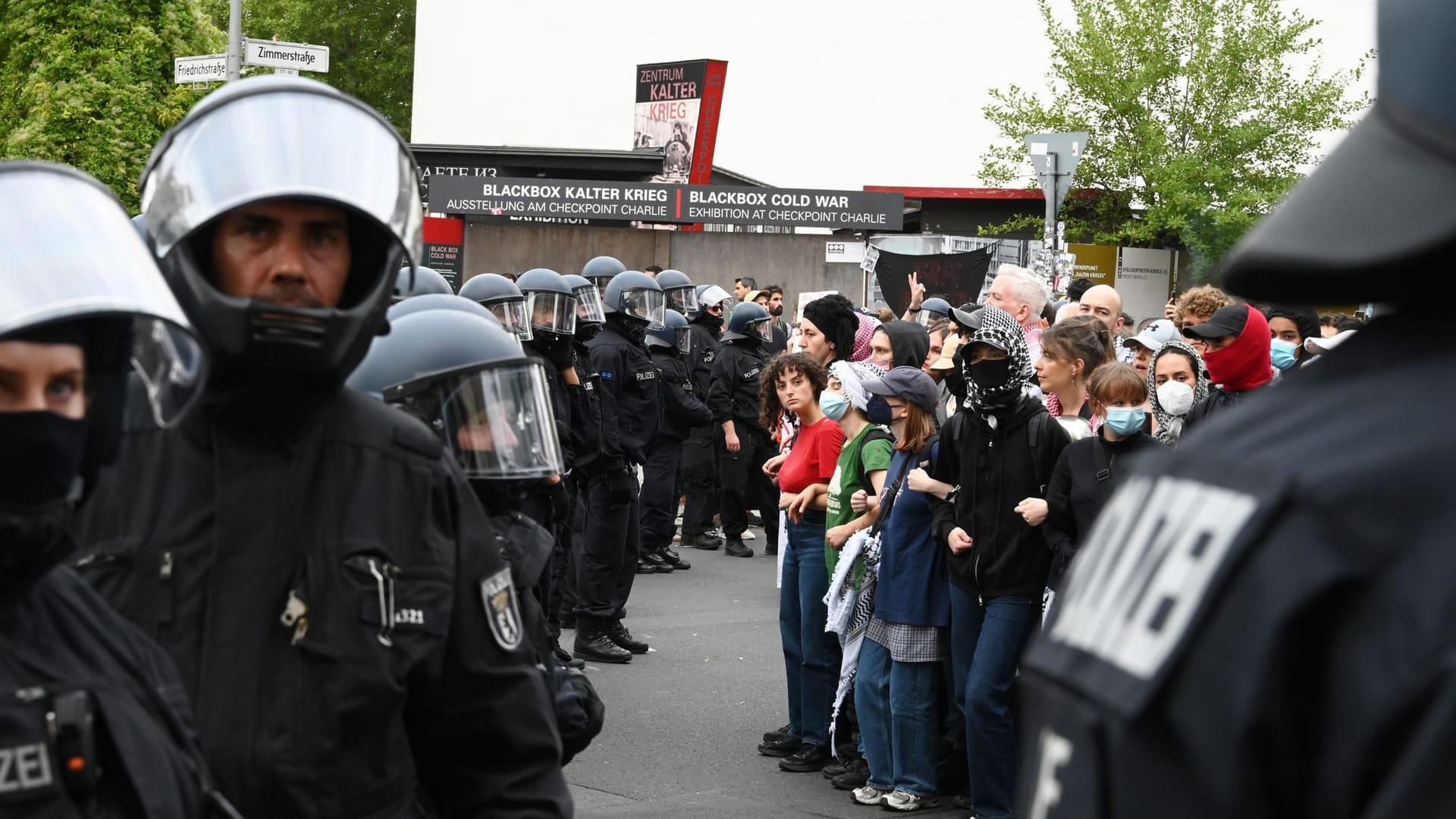 Mit Fahnen und Trommeln sind zum Teil vermummte Teilnehmer einer Demonstration in Berlin unterwegs.