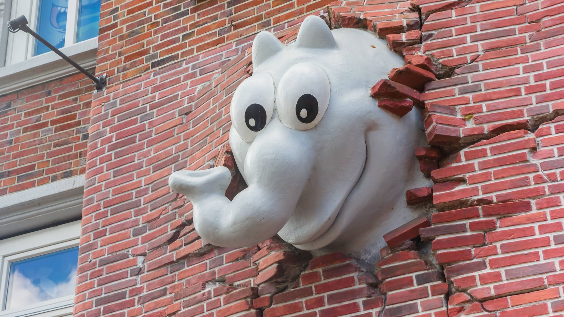 Ottifant an der Fassade vom Ottohaus in Emden: Schon von Weitem fällt das Gebäude auf.