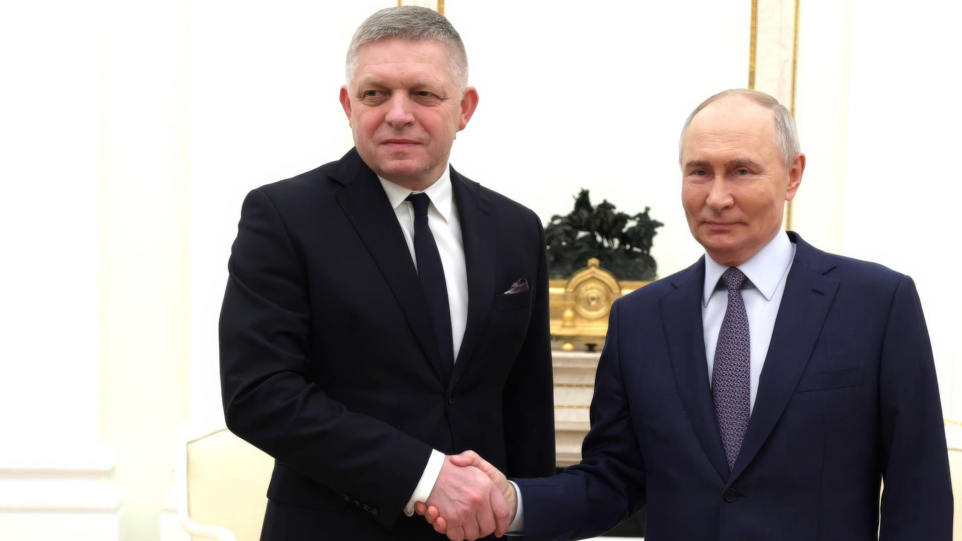 Der slowakische Ministerpräsident Robert Fico und der russische Präsident Wladimir Putin im Dezember 2022: Die Slowakei ist eines der letzten EU-Länder, das noch direkt russisches Gas bezieht. Der slowakische Ministerpräsident Robert Fico und der russische Präsident Wladimir Putin im Dezember 2022: Die Slowakei ist eines der letzten EU-Länder, das noch direkt russisches Gas bezieht.