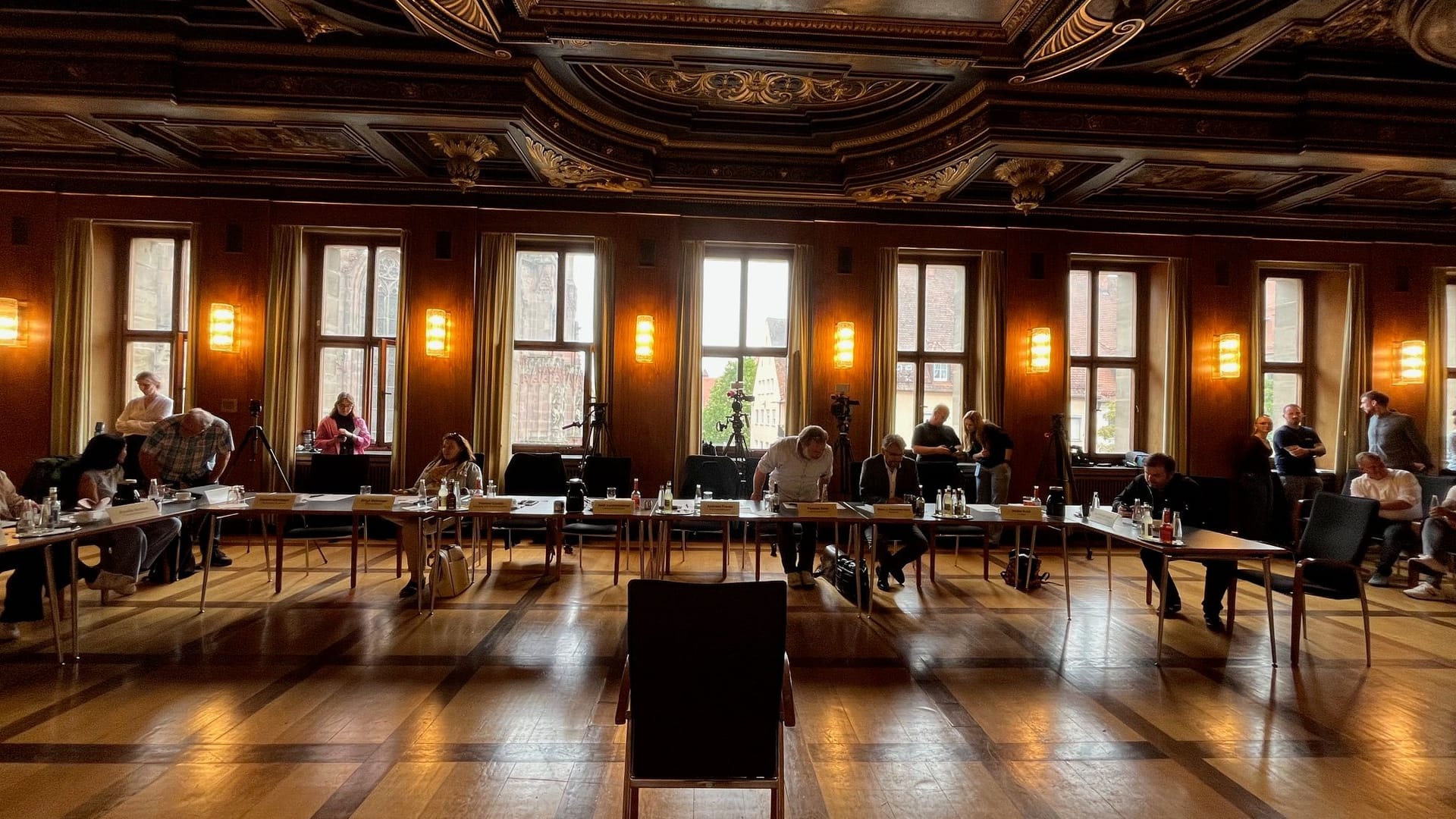 Auf diesem Stuhl im Schönen Saal im Rathaus stellten sich die Christkind-Kandidatinnen den Fragen der Jury.