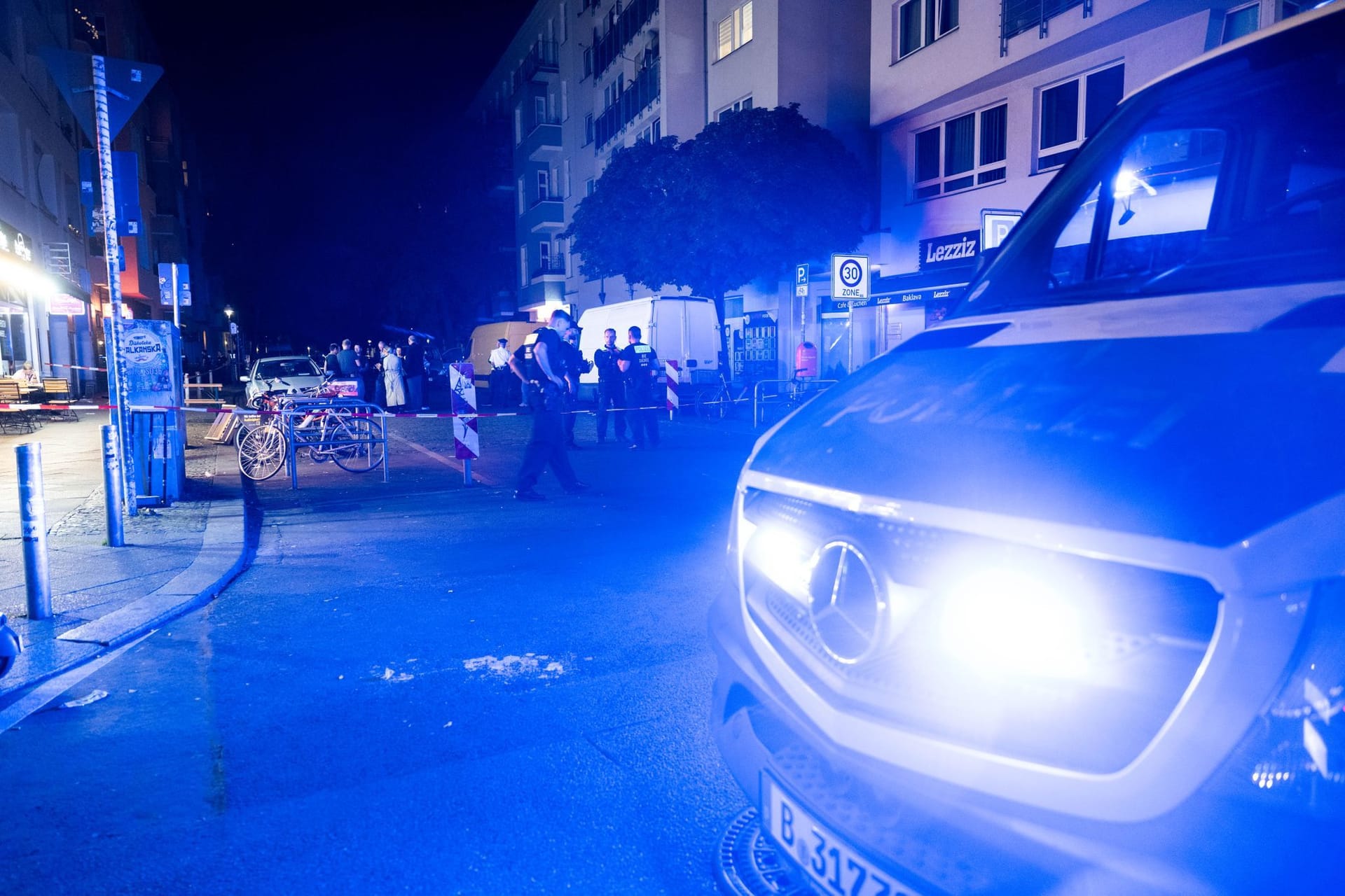 Polizisten stehen an einem Tatort: Ein Mann ist bei einer Auseinandersetzung in Berlin-Gesundbrunnen tödlich verletzt worden.