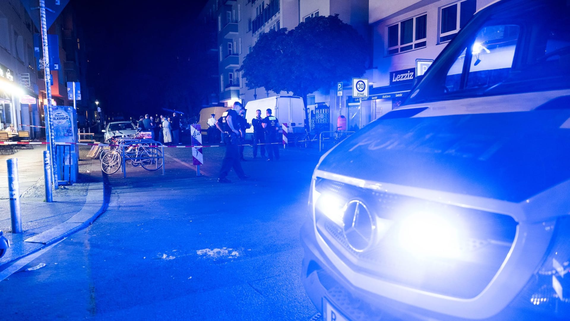 Polizisten stehen an einem Tatort: Ein Mann ist bei einer Auseinandersetzung in Berlin-Gesundbrunnen tödlich verletzt worden.