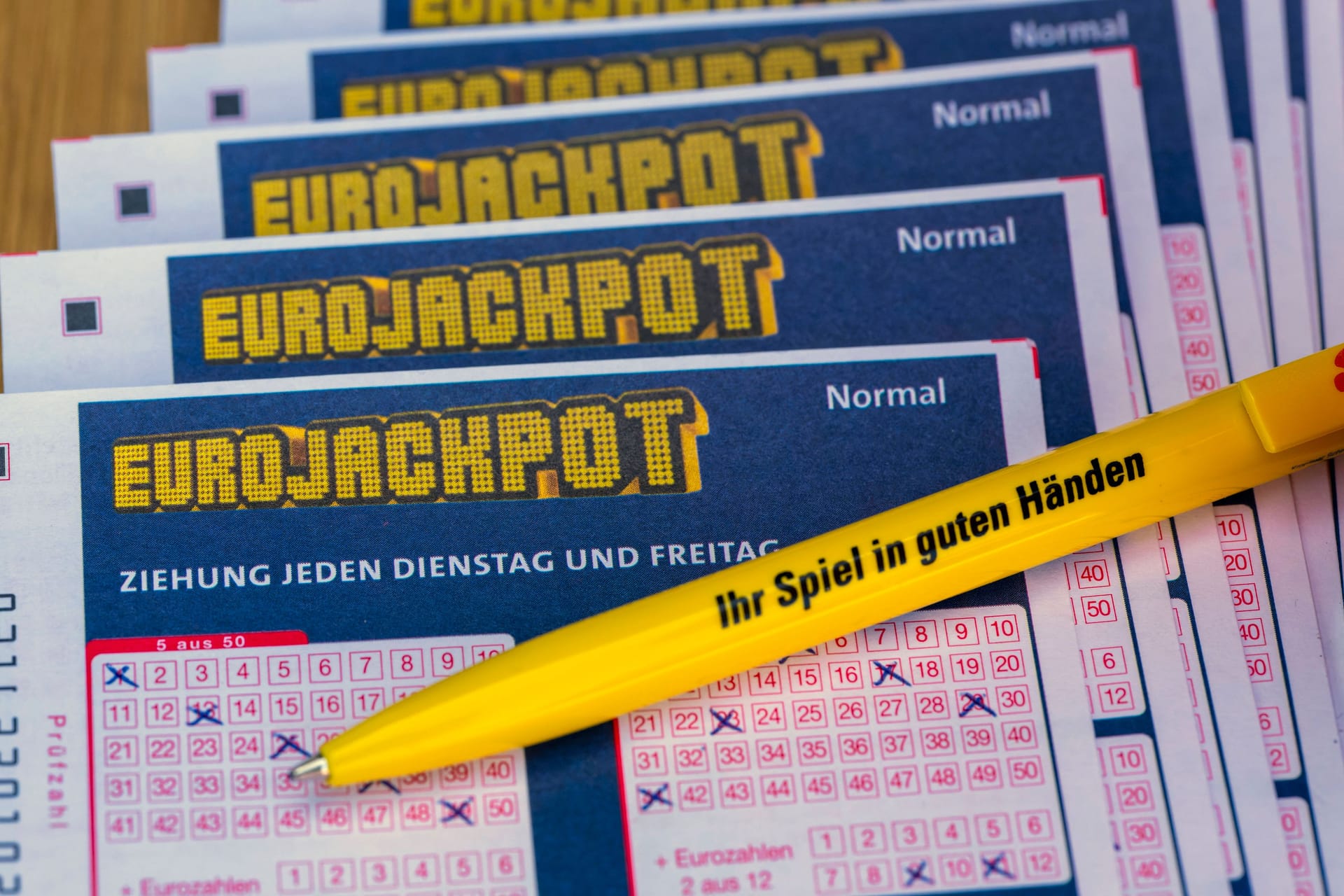 Spielscheine des Eurojackpots (Symbolfoto): In Bayern hat ein Spieler rund 980.000 Euro gewonnen.