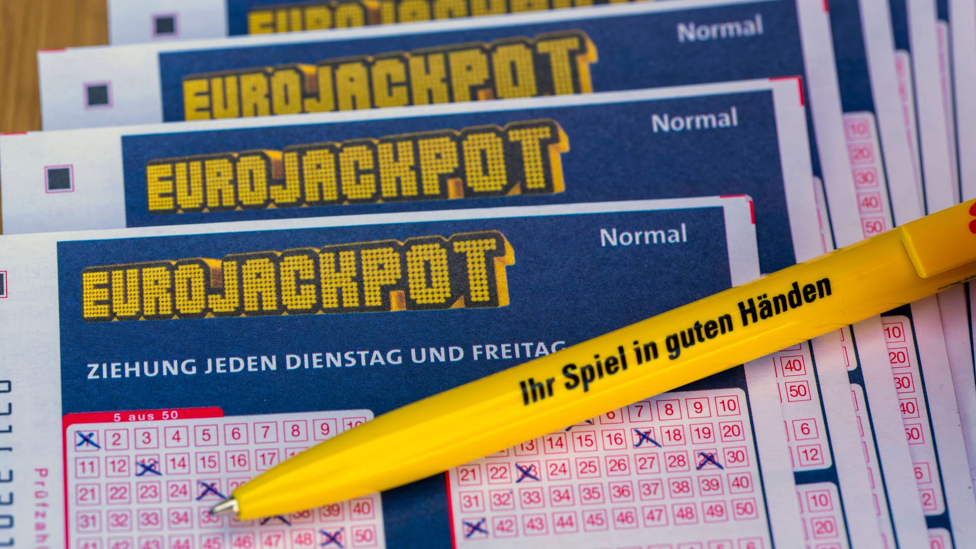 Spielscheine des Eurojackpots (Symbolfoto): In Bayern hat ein Spieler rund 980.000 Euro gewonnen.