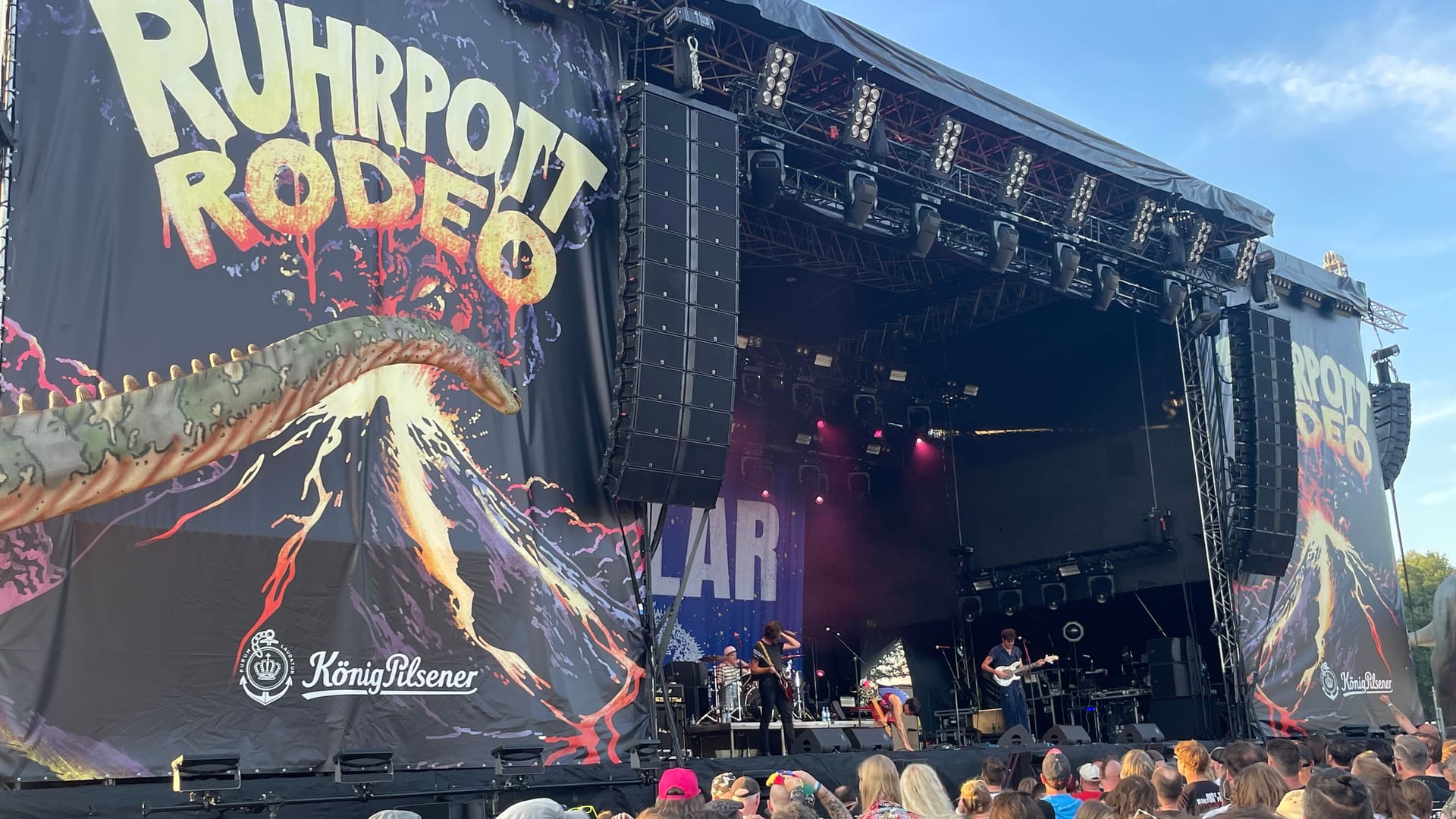 Das Ruhrpott Rodeo gilt als beliebtes Punk-Festival: Der dritte Festivaltag fiel wegen des Wetters allerdings nahezu wortwörtlich ins Wasser. Das Ruhrpott Rodeo gilt als beliebtes Punk-Festival: Der dritte Festivaltag fiel wegen des Wetters allerdings nahezu wortwörtlich ins Wasser.