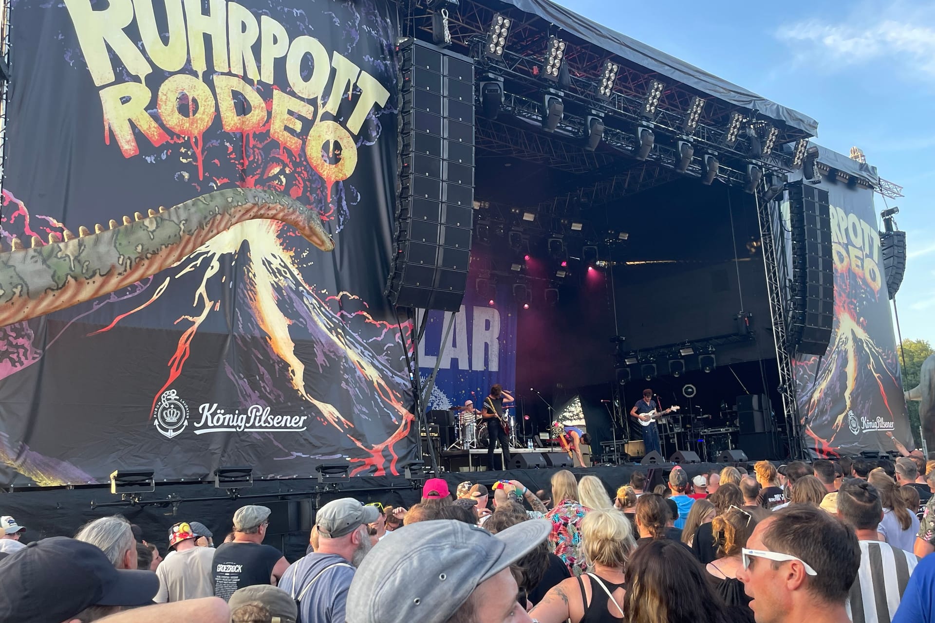 Das Ruhrpott Rodeo gilt als beliebtes Punk-Festival: Der dritte Festivaltag fiel wegen des Wetters allerdings nahezu wortwörtlich ins Wasser.