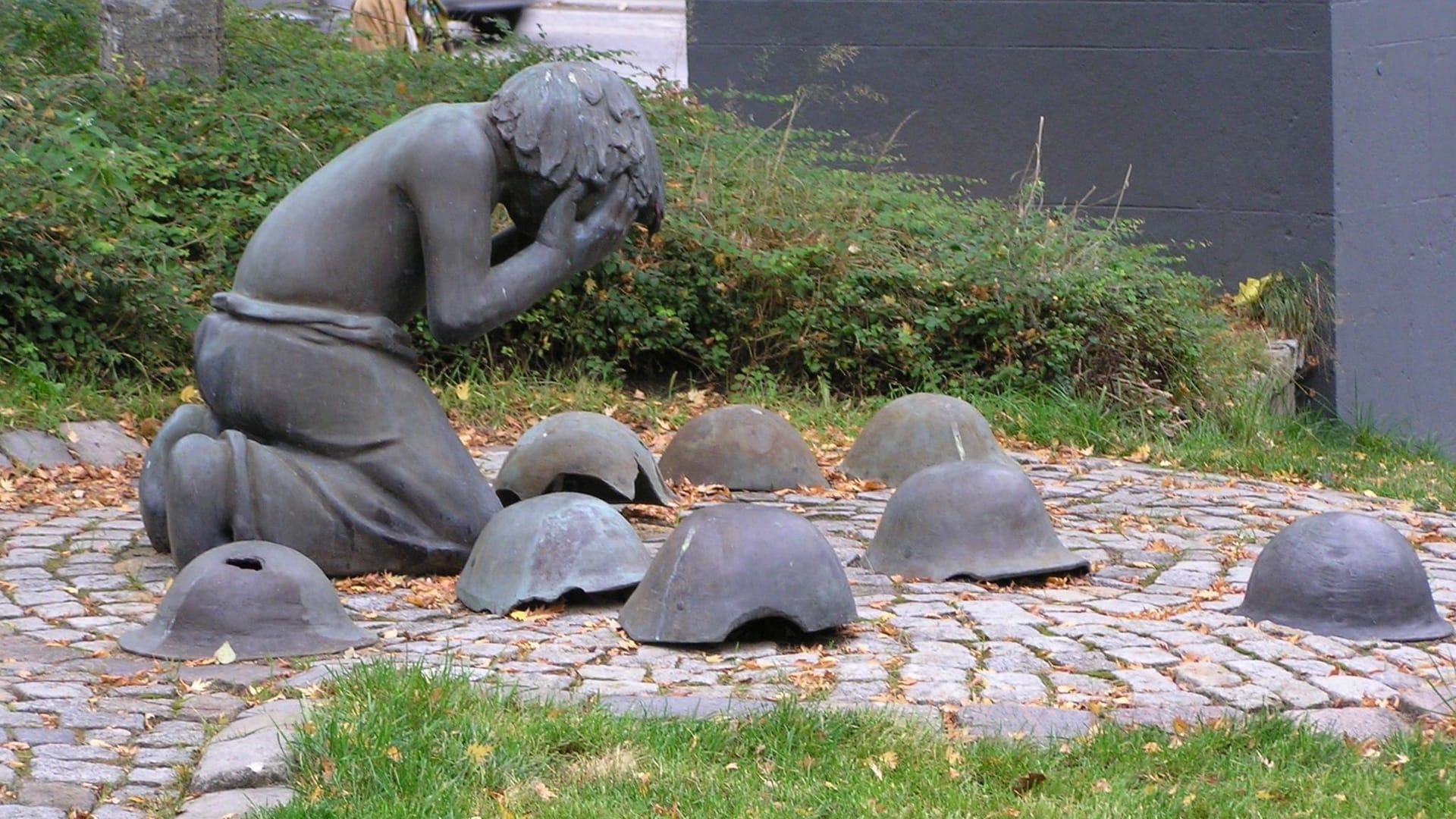 Das "Trauernde Kind" in Harburg (Archivbild): Es ist eine von zwei Bronzestatuen die entwendet wurden. Das "Trauernde Kind" in Harburg (Archivbild): Es ist eine von zwei Bronzestatuen die entwendet wurden.