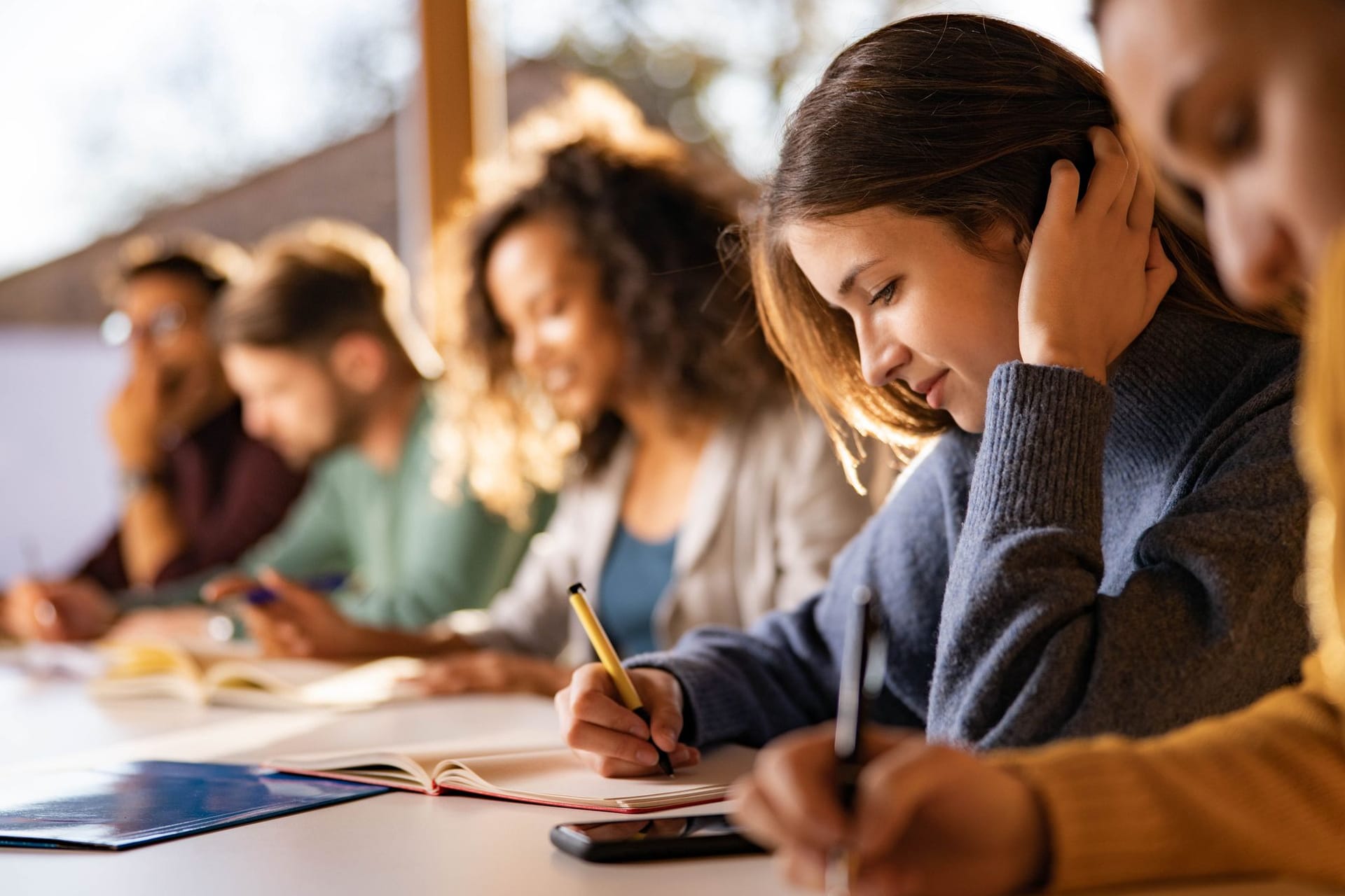 Studierende im Seminar: In der gesetzlichen Rentenversicherung gibt es neben Beitragszeiten noch weitere Zeiten, die berücksichtigt werden können.