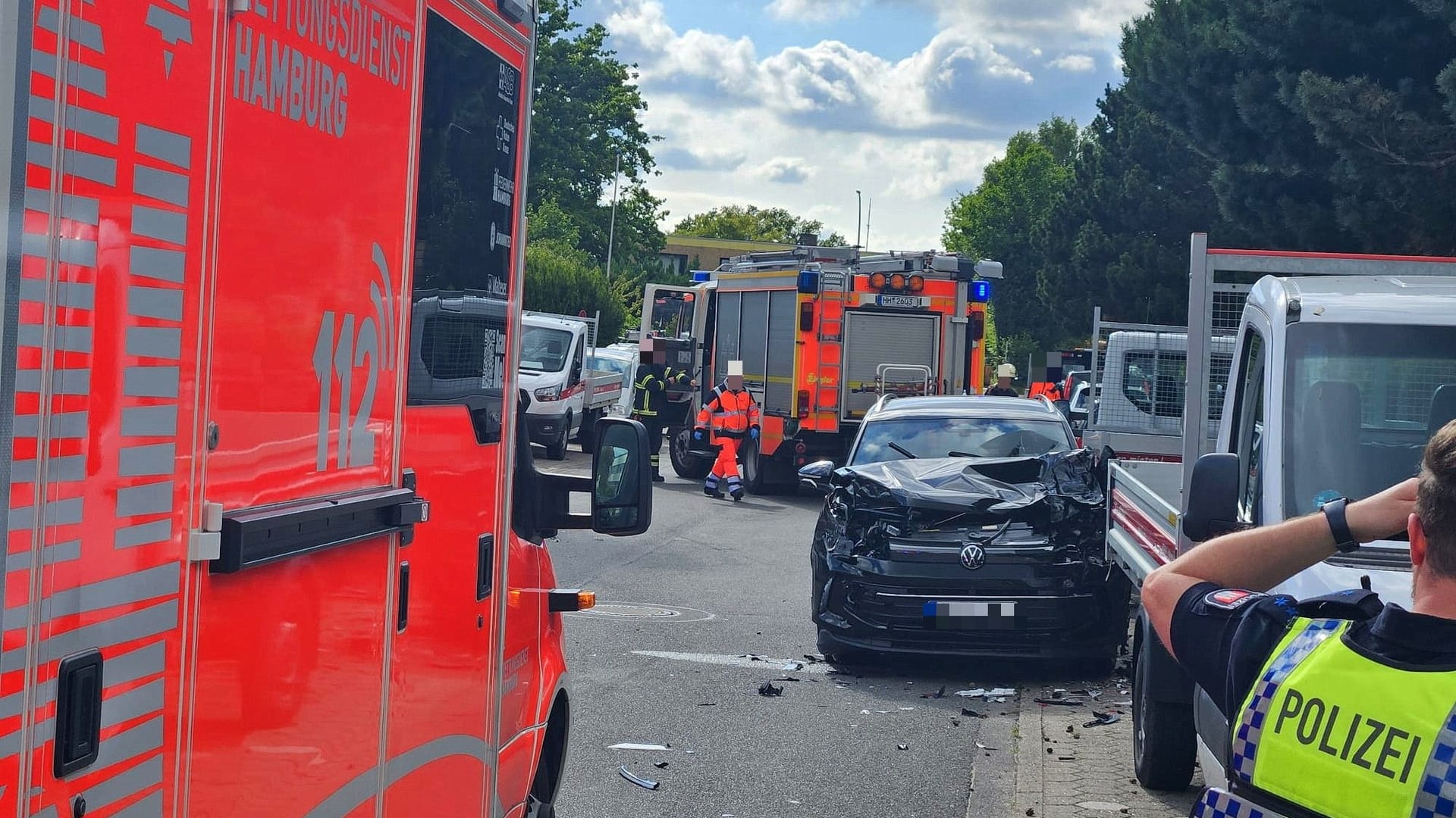 Rettungskräfte und -fahrzeuge an einer Unfallstelle: Das Ausparken ging gründlich schief.