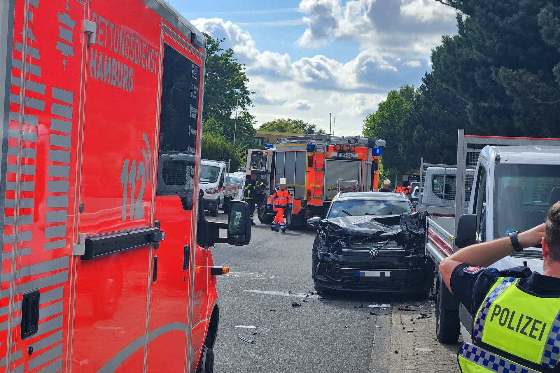 Rettungskräfte und -fahrzeuge an einer Unfallstelle: Das Ausparken ging gründlich schief.
