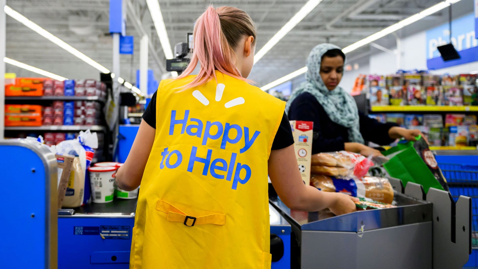 Eine Mitarbeiterin der US-Supermarktkette Walmart kassiert eine Kundin ab (Symbolbild): Seit März haben sich manche Preise in den Walmart-Filialen deutlich erhöht.