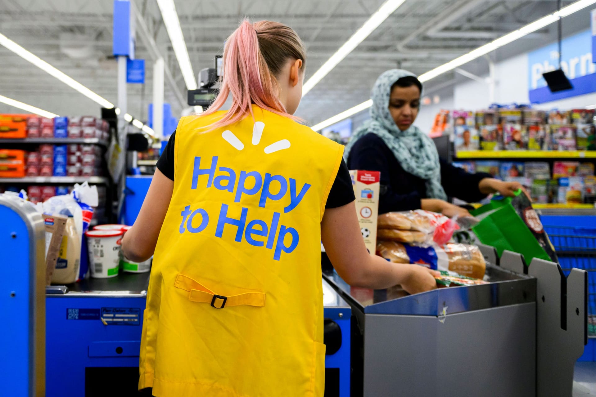 Eine Mitarbeiterin der US-Supermarktkette Walmart kassiert eine Kundin ab (Symbolbild): Seit März haben sich manche Preise in den Walmart-Filialen deutlich erhöht.