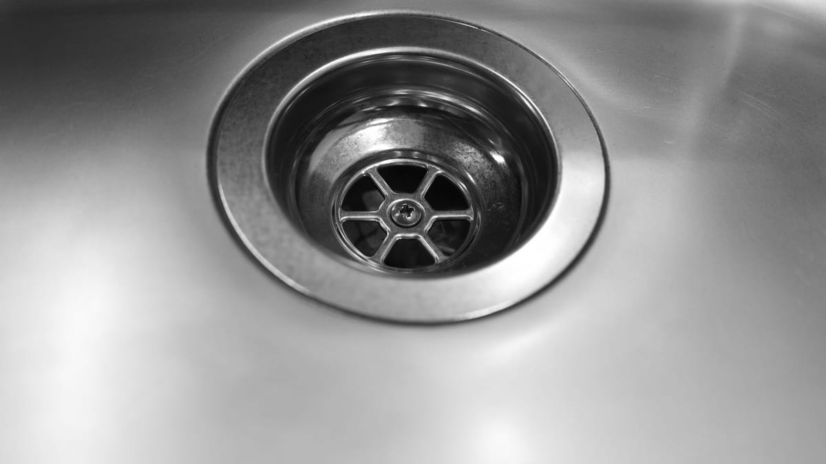 Papier in der Spüle: So bleibt die Wohnung nach dem Urlaub geruchsfrei