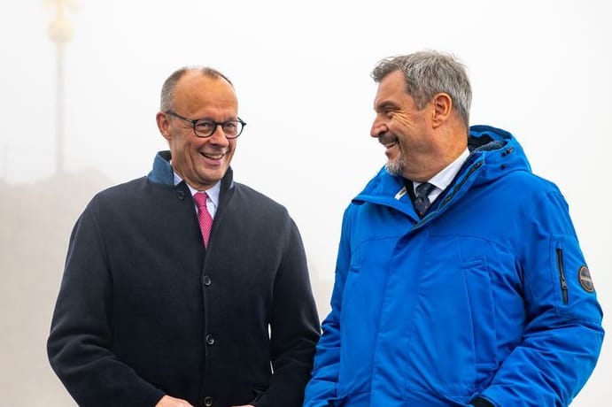 Bundeskanzler Friedrich Merz (l, CDU) und Markus Söder, (CSU) Ministerpräsident von Bayern, stehen auf der Zugspitze. Bundeskanzler Friedrich Merz (l, CDU) und Markus Söder, (CSU) Ministerpräsident von Bayern, stehen auf der Zugspitze.