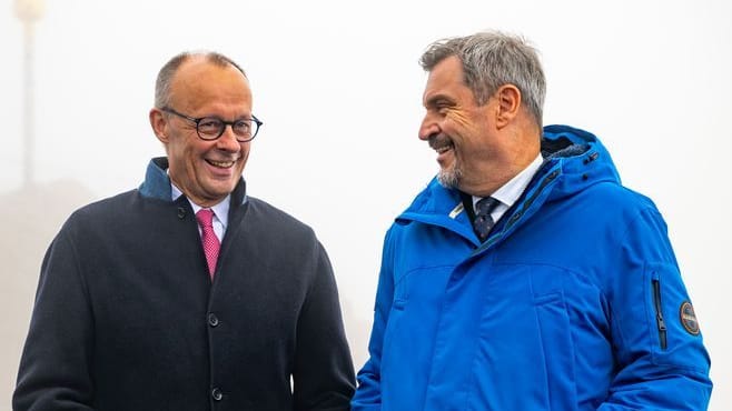 Bundeskanzler Friedrich Merz (l, CDU) und Markus Söder, (CSU) Ministerpräsident von Bayern, stehen auf der Zugspitze.