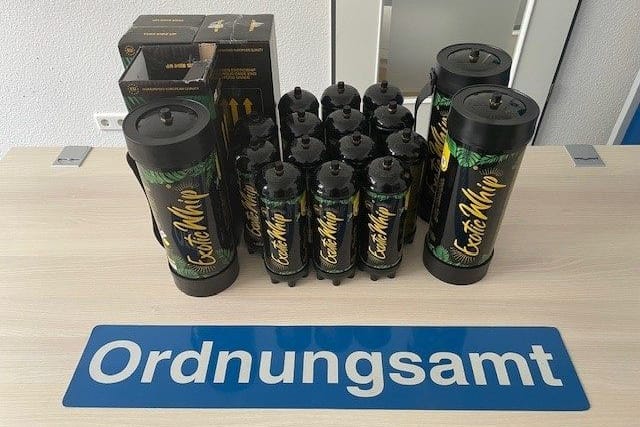 Lachgas steht auf einem Tisch, davor ein Schild "Ordnungsamt": Trotz eines gültigen Verkaufsverbots fanden Beamte des Bremer Ordnungsamtes Lachgas.