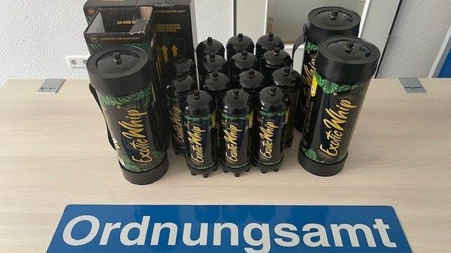 Lachgas steht auf einem Tisch, davor ein Schild "Ordnungsamt": Trotz eines gültigen Verkaufsverbots fanden Beamte des Bremer Ordnungsamtes Lachgas.