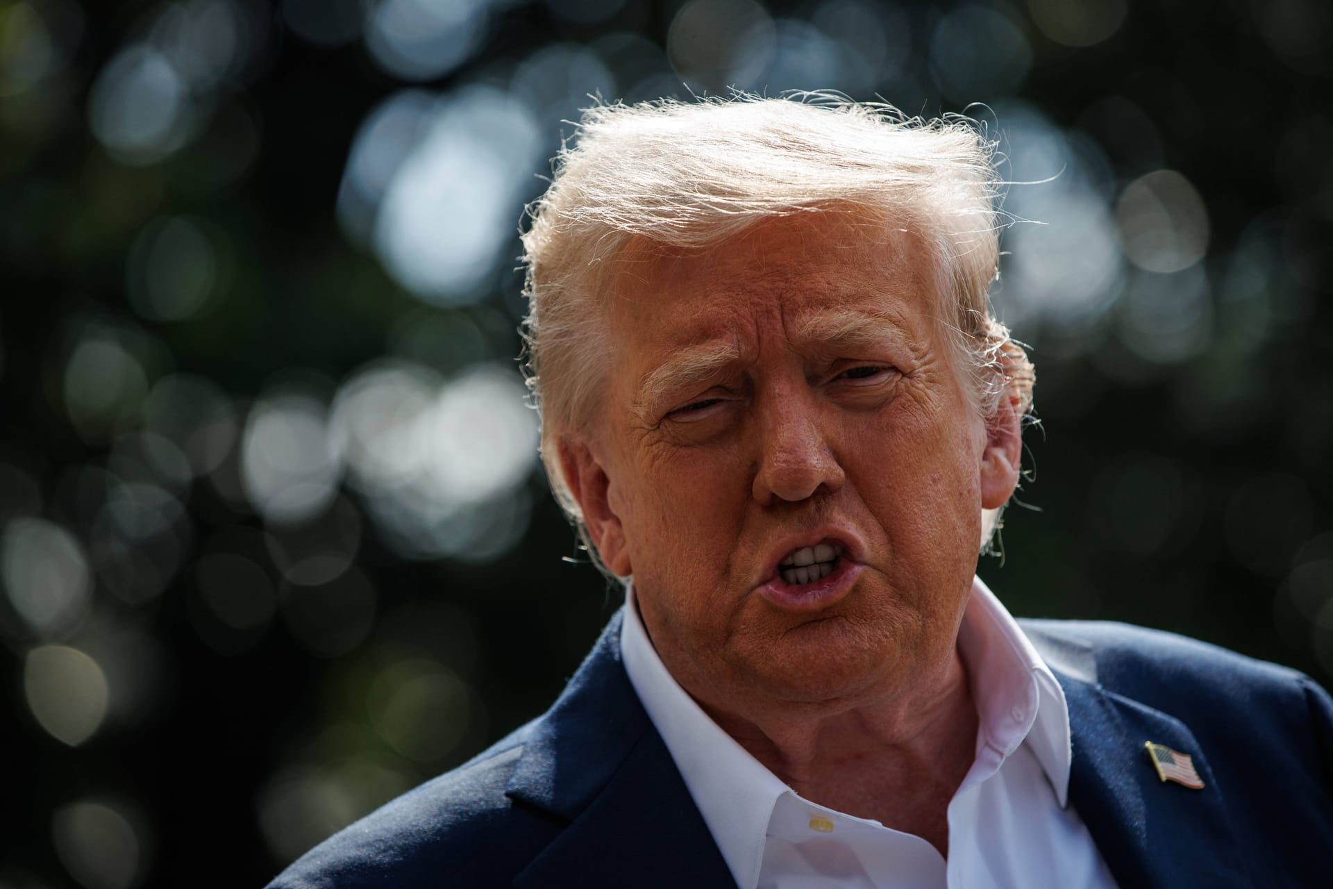Donald Trump ruft Reportern am Weißen Haus etwas zu: Der US-Präsident ließ über das Weiße Haus eine neue Fotomontage verbreiten. (Archivbild) Donald Trump ruft Reportern am Weißen Haus etwas zu: Der US-Präsident ließ über das Weiße Haus eine neue Fotomontage verbreiten. (Archivbild)
