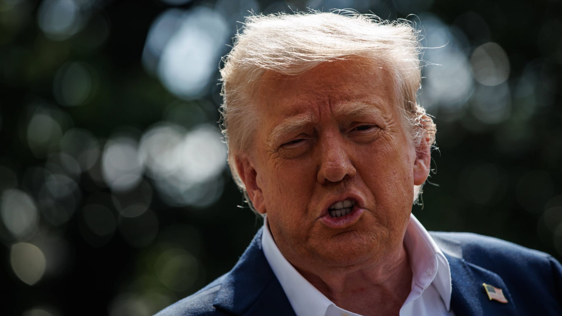 Donald Trump ruft Reportern am Weißen Haus etwas zu: Der US-Präsident ließ über das Weiße Haus eine neue Fotomontage verbreiten. (Archivbild)