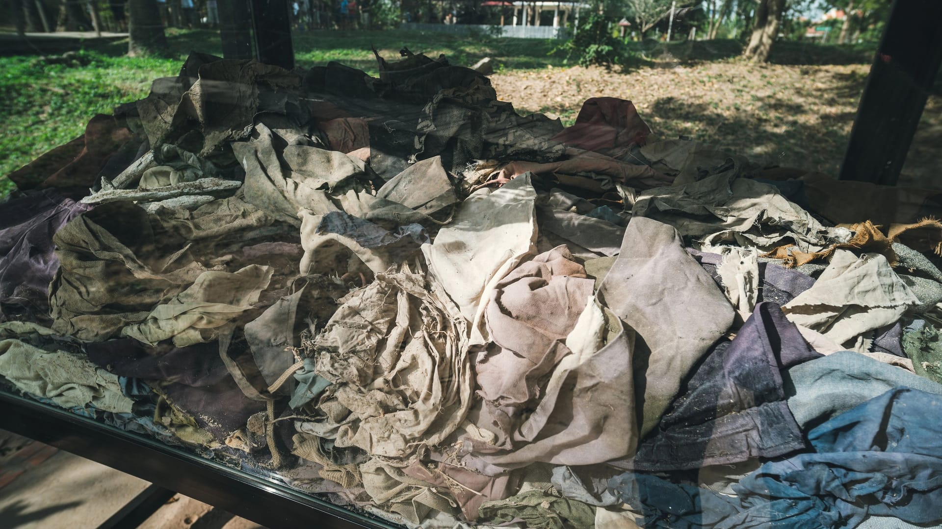 Kleiderreste von Opfern: In den "Killing Fields" wurden Menschen, die die Folter überlebt hatten, am Ende doch hingerichtet.