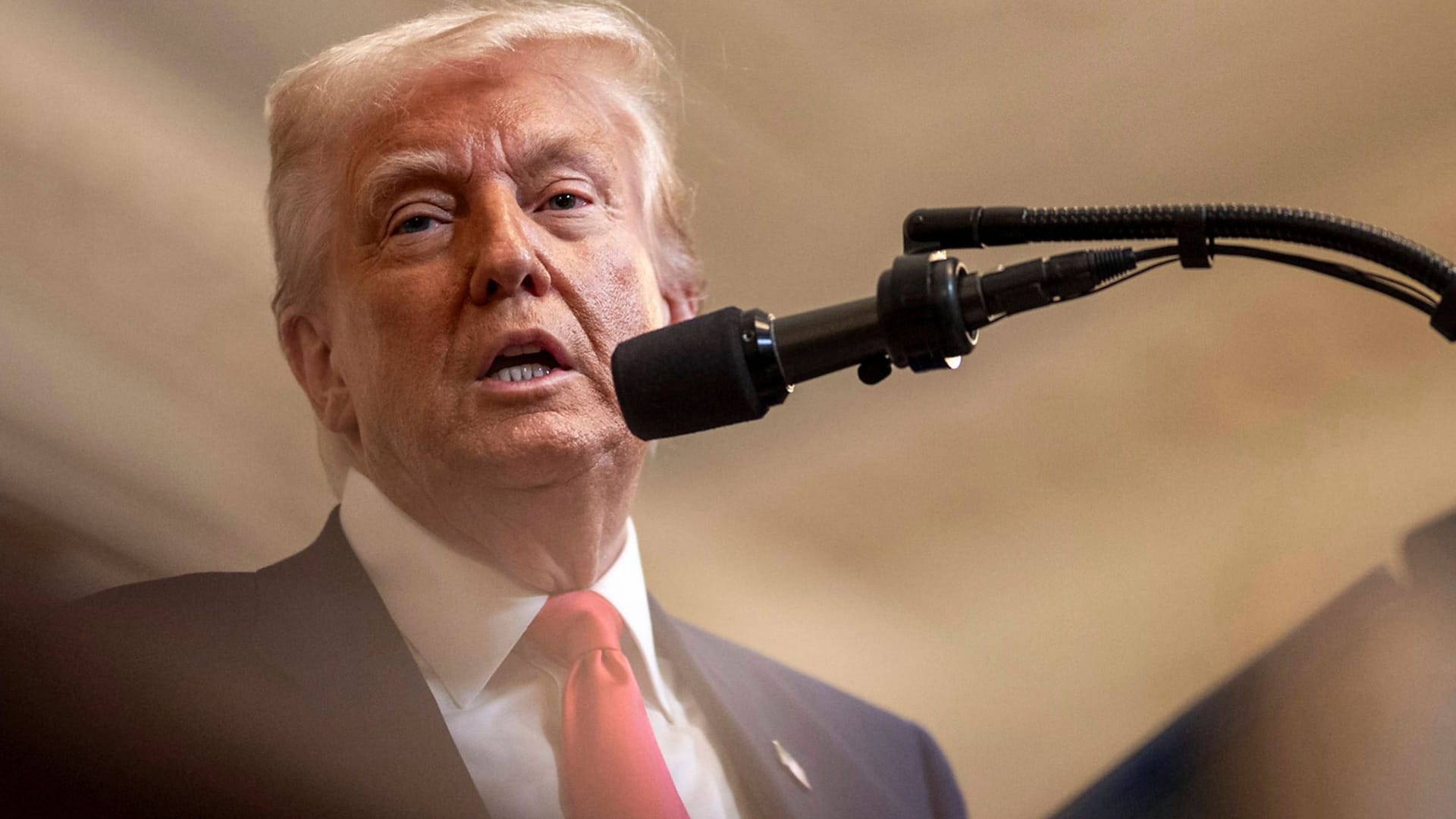 Donald Trump bei einem Empfang von Bergbau-Kumpels im Weißen Haus. Zuvor hatte er einen Erlass unterzeichnet, der den Abbau von Kohle in den USA erleichtert (Archivbild).