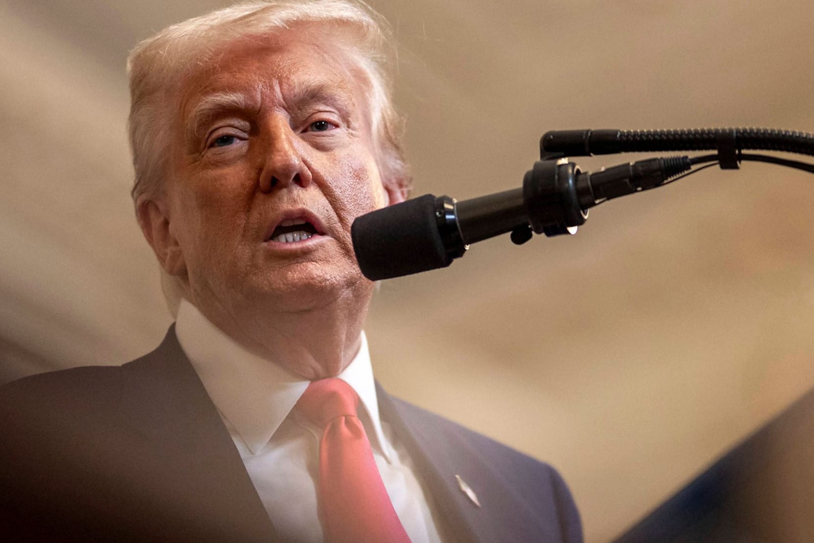 Donald Trump bei einem Empfang von Bergbau-Kumpels im Weißen Haus. Zuvor hatte er einen Erlass unterzeichnet, der den Abbau von Kohle in den USA erleichtert (Archivbild).