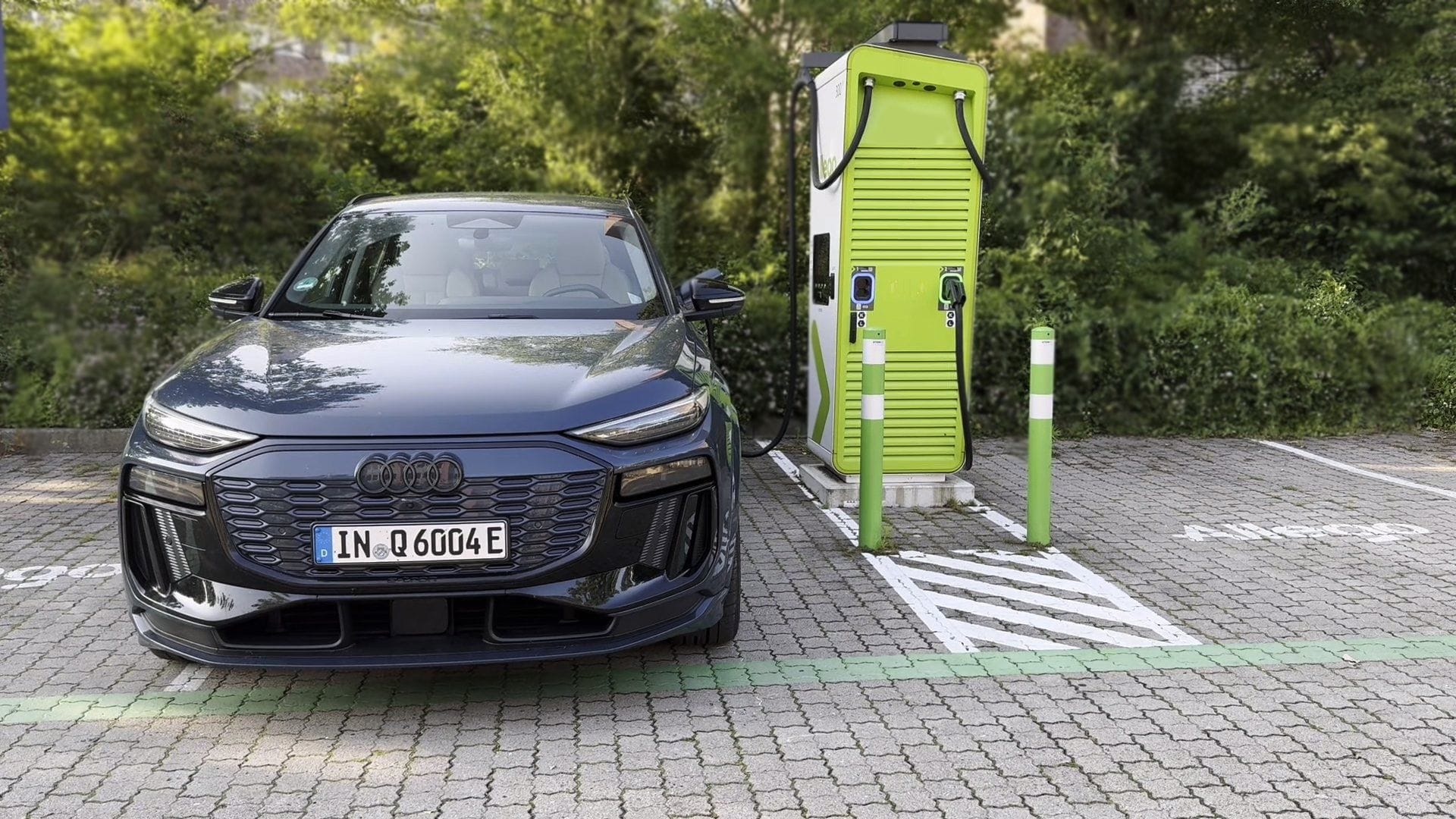 Viel Technik im eher bürgerlichen Gewand: Audi Q6 e-tron an der Ladesäule.