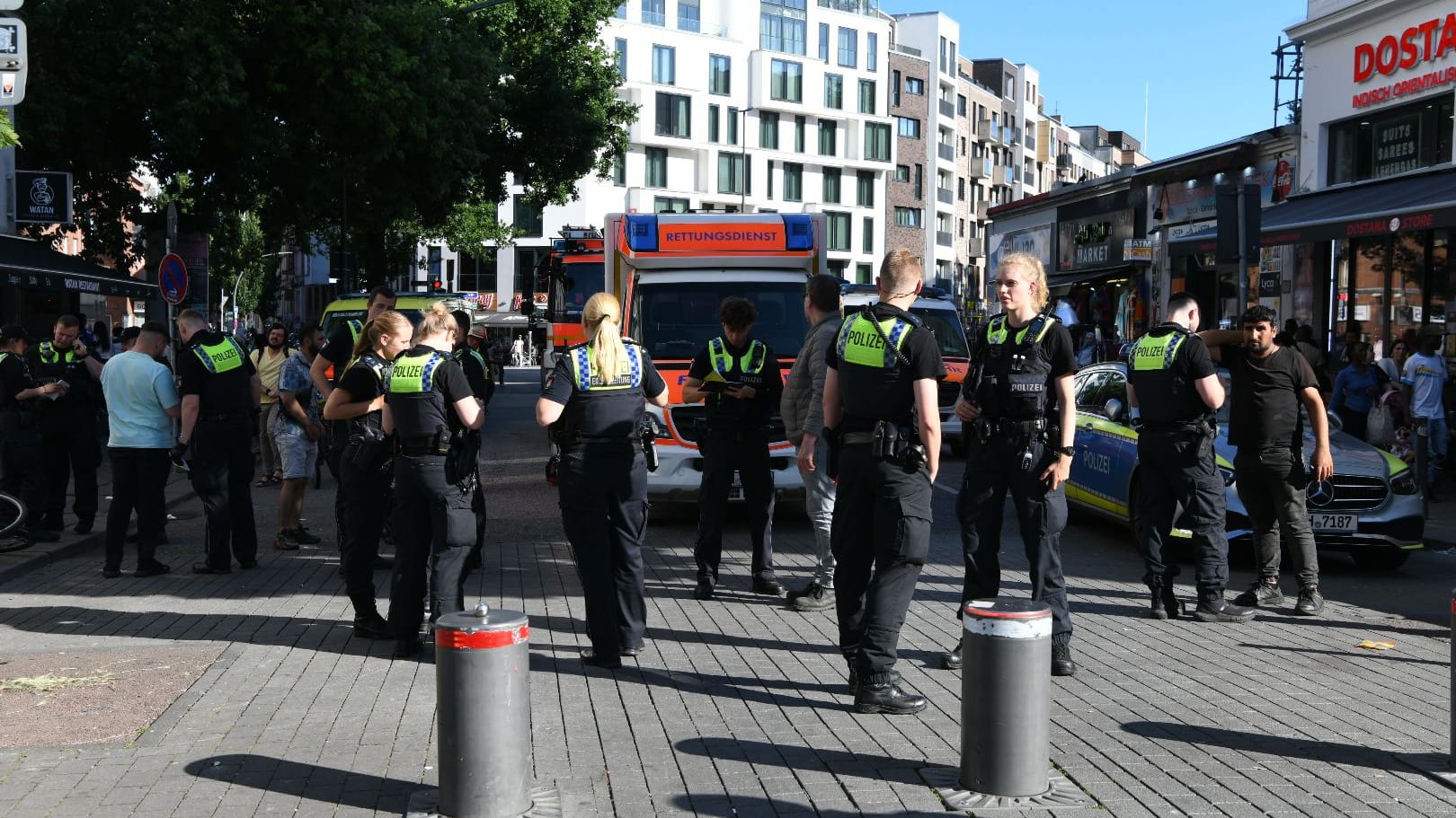 Einsatzkräfte stehen am Hansaplatz in Hamburg: Schaulustige drängten sich nach der Tat am Tatort zusammen und behinderten zeitweise die Rettungskräfte.