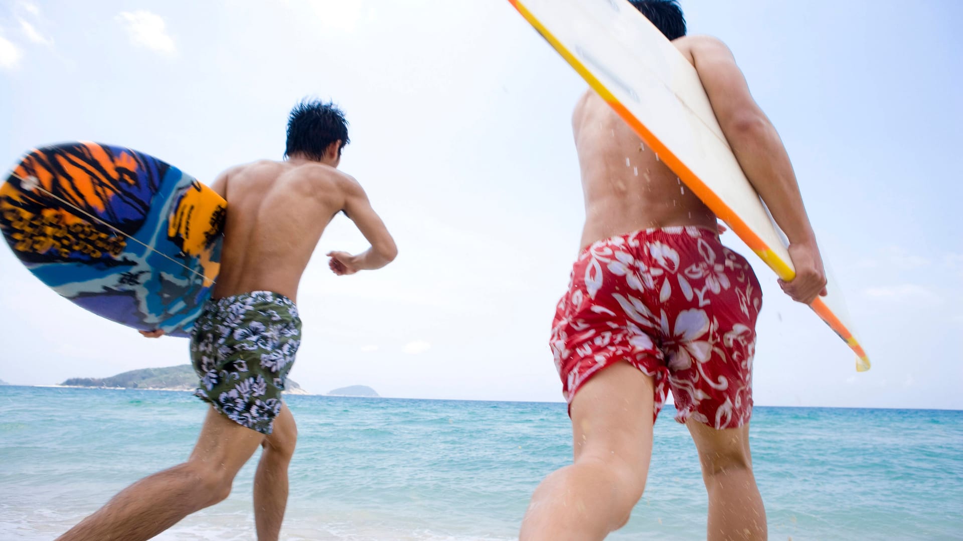 Männer in Hawaii-Badehosen an einem Strand (Symbolbild): Ein Mann trug nur ein solches Kleidungsstück, als er in Offenbach ein Schaf tötete.