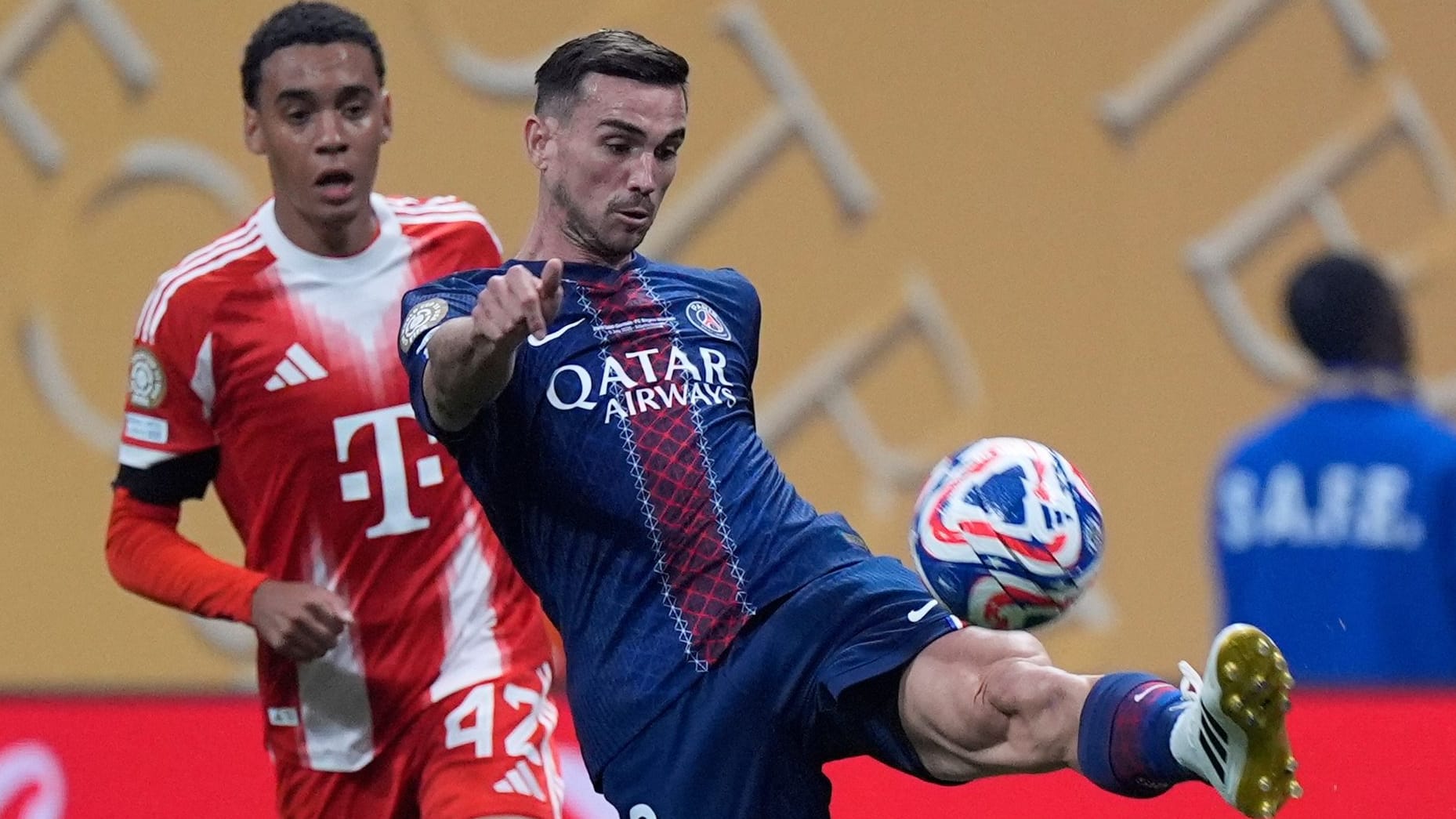 Fabian Ruiz (vorne) im Spiel gegen die Bayern: Der Spanier und sein Team wählten eine besondere Taktik zum Anstoß. Fabian Ruiz (vorne) im Spiel gegen die Bayern: Der Spanier und sein Team wählten eine besondere Taktik zum Anstoß.