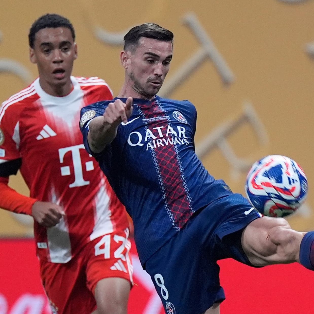 Fabian Ruiz (vorne) im Spiel gegen die Bayern: Der Spanier und sein Team wählten eine besondere Taktik zum Anstoß.