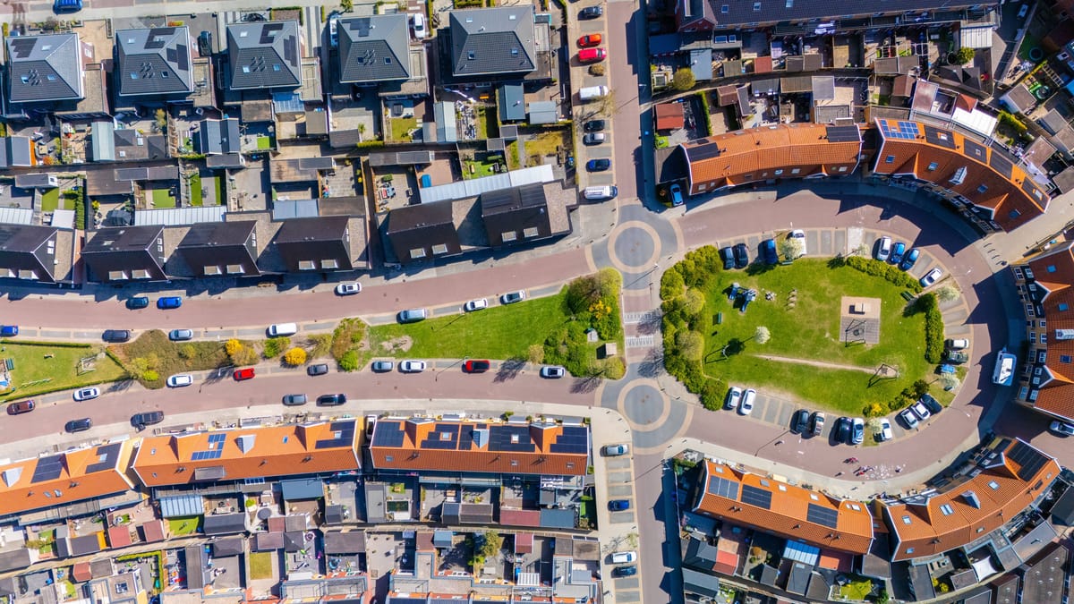 Industrija prehiteva politiko pri energetski tranziciji, medtem ko se Nizozemska spopada s pomanjkanjem električne energije