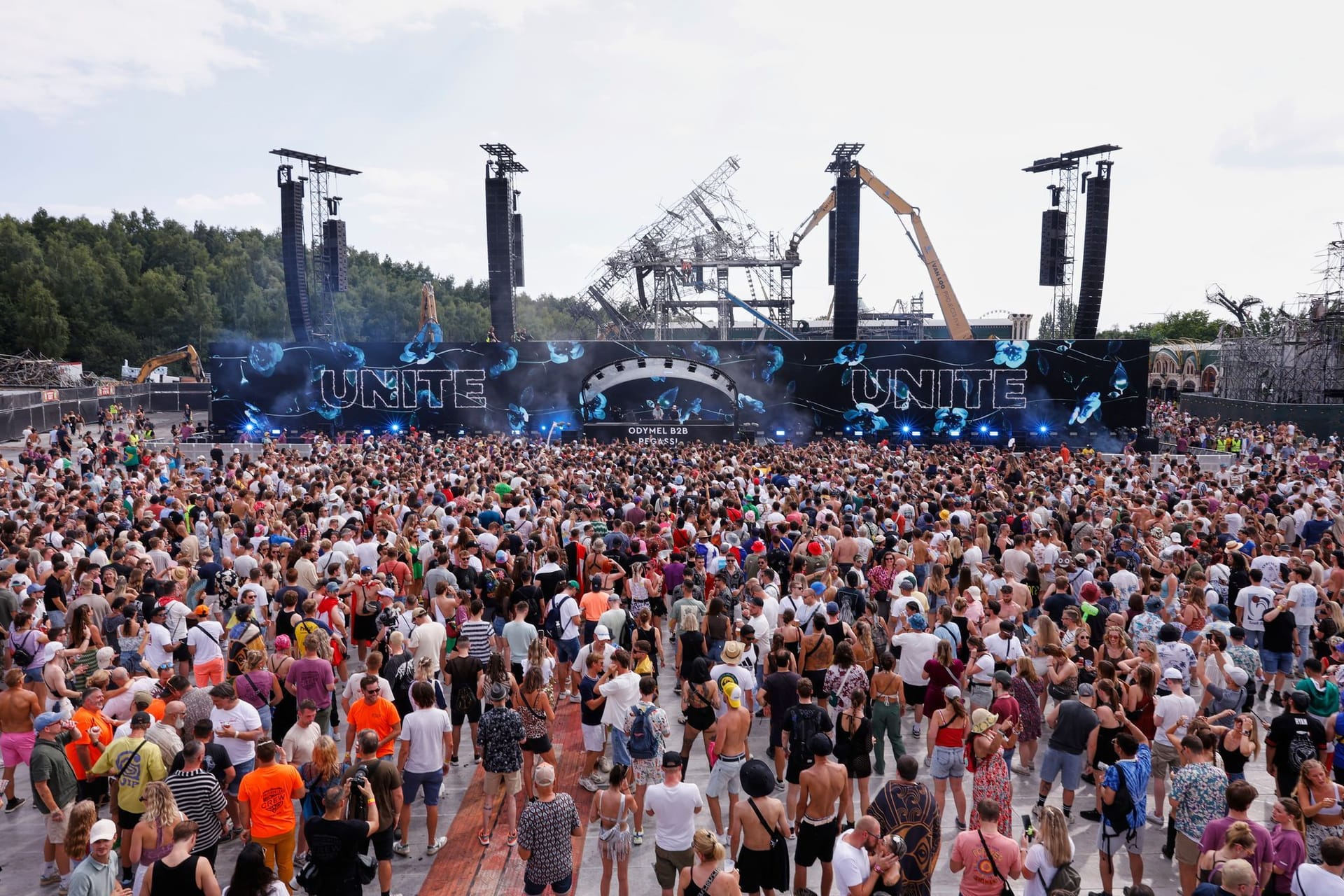 Odymel und Pegassi auf der Bühne: Trotz Kulissenbrand und Todesfall feiert Tomorrowland weiter.