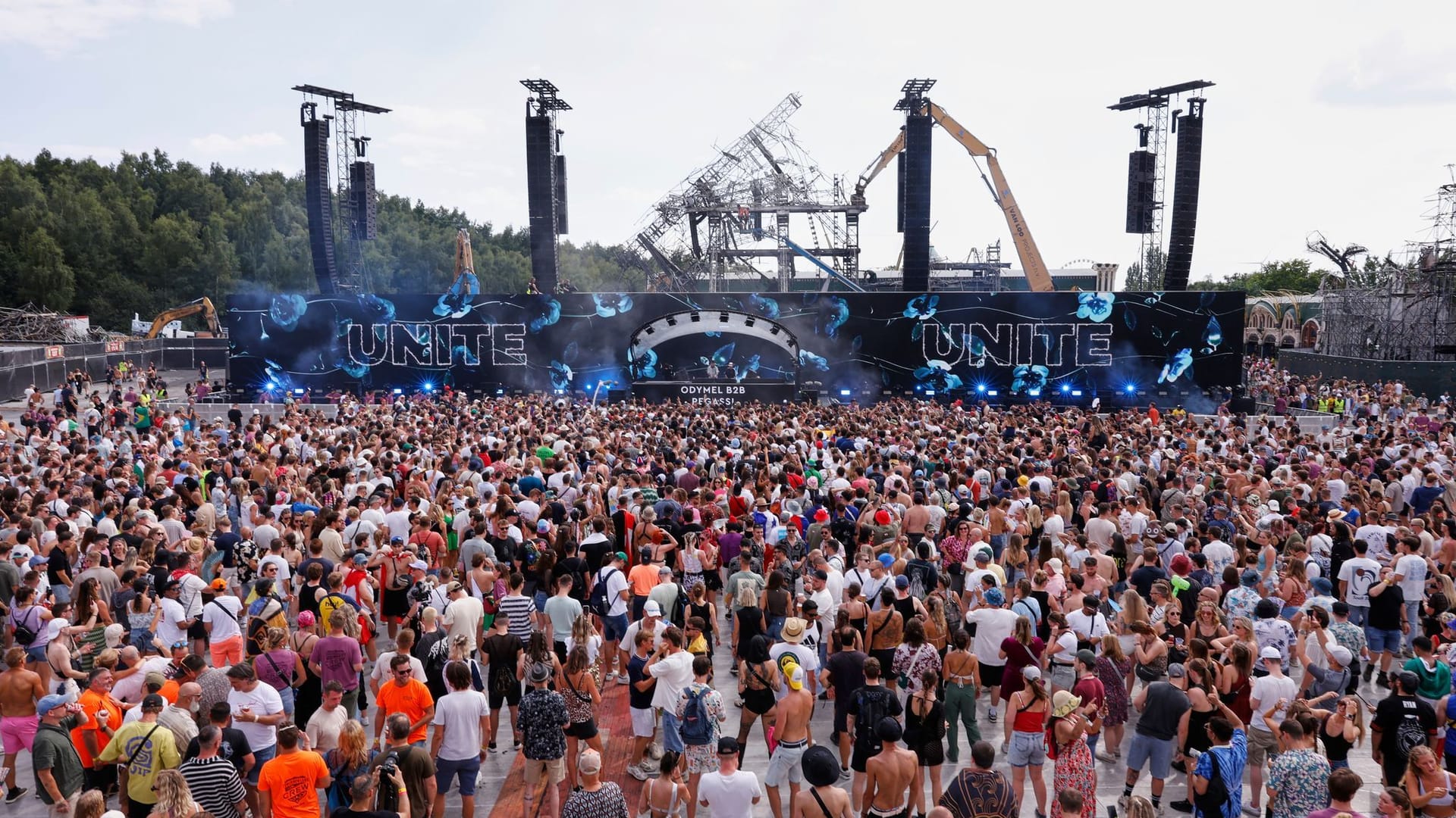 Odymel und Pegassi auf der Bühne: Trotz Kulissenbrand und Todesfall feiert Tomorrowland weiter.