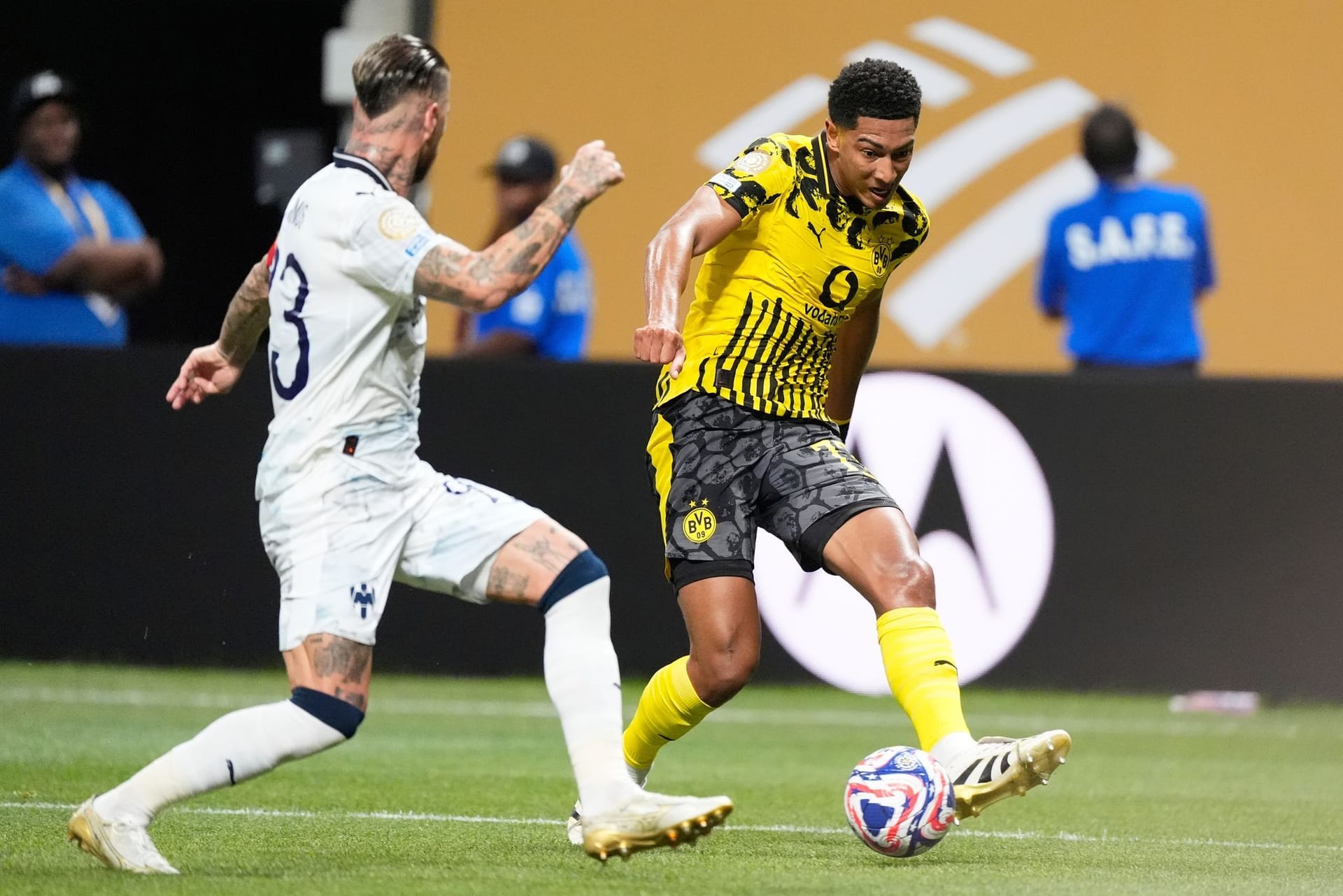 Jobe Bellingham (bis 55.): Servierte Guirassy eigentlich den perfekten Querpass von links in den Sechzehner (31.). Sah früh seine zweite Gelbe Karte im Turnier (29.) und verpasst nun im Viertelfinale gegen Real das Duell mit seinem Bruder Jude. Ganz bitter! Note 3