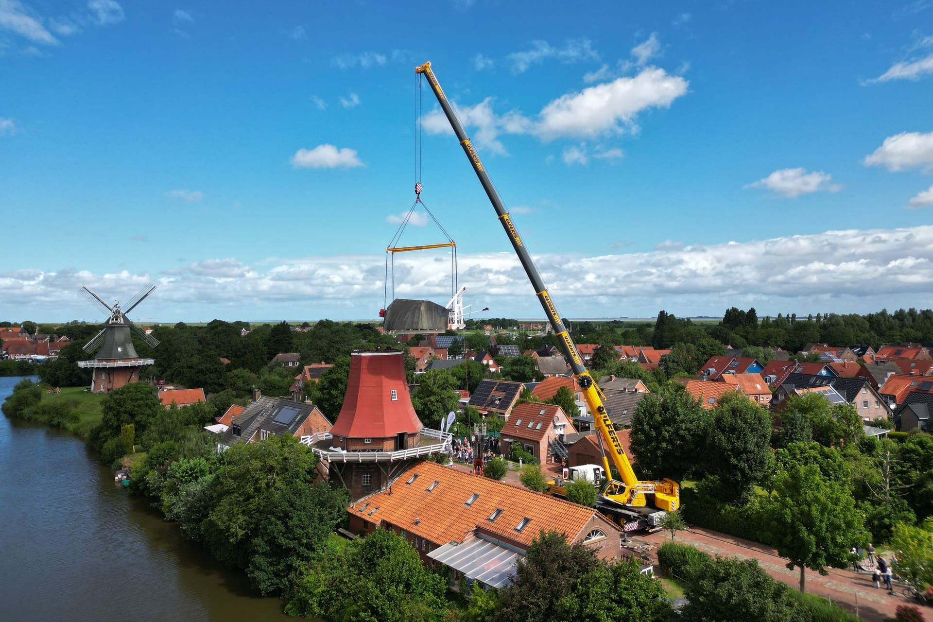Greetsieler Wahrzeichen Rote Windmühle erhält Kappe wieder