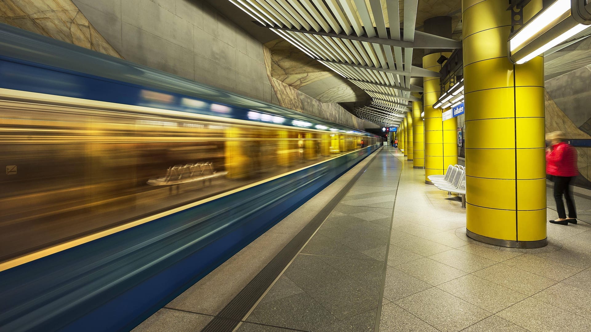 U-Bahn der MVG fährt durch die U-Bahnstation Großhadern (Symbolfoto): Die Verkehrsbetriebe überarbeiten ihren Markenauftritt. U-Bahn der MVG fährt durch die U-Bahnstation Großhadern (Symbolfoto): Die Verkehrsbetriebe überarbeiten ihren Markenauftritt.