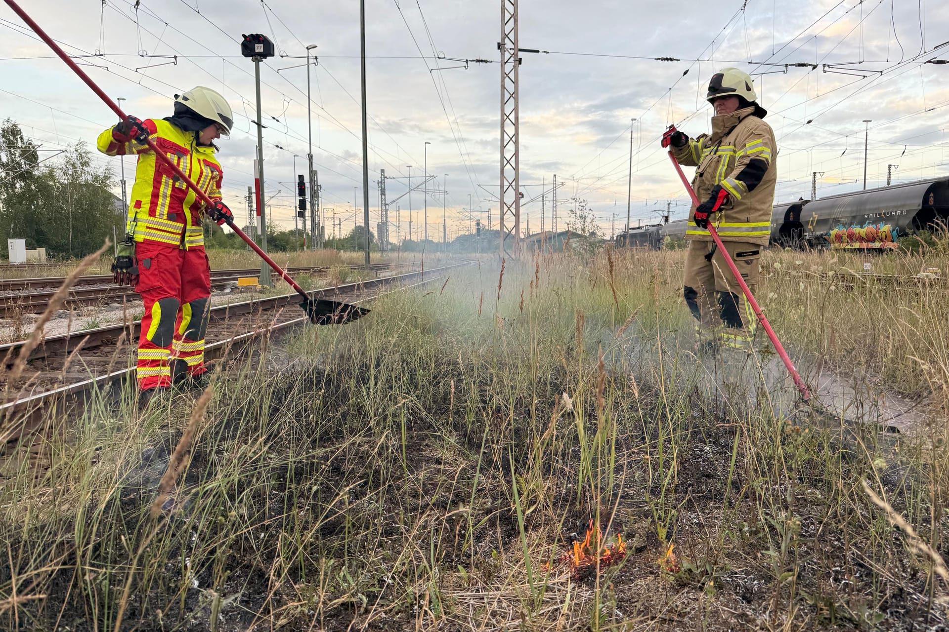 Feuerwehrkräfte im Einsatz: Mit sogenannten Feuerpatschen konnte das Feuer eingedämmt werden.