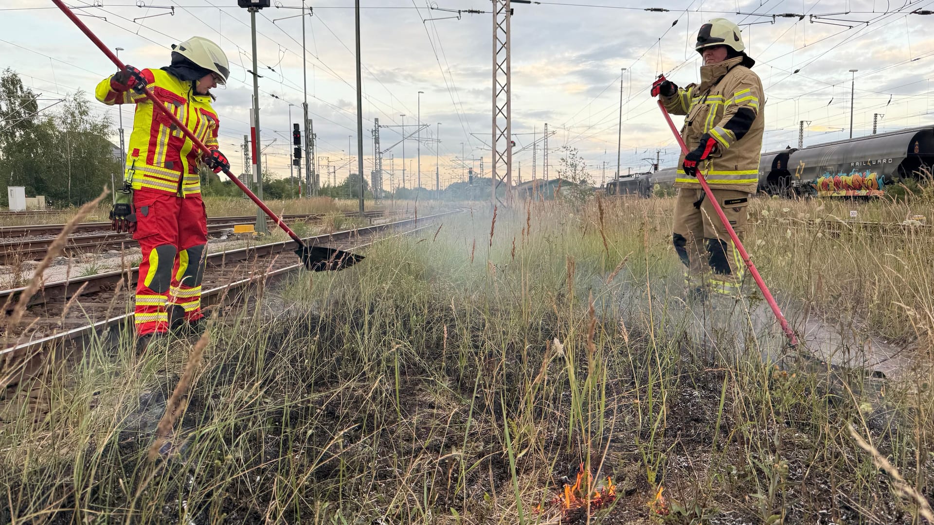 Feuerwehrkräfte im Einsatz: Mit sogenannten Feuerpatschen konnte das Feuer eingedämmt werden.